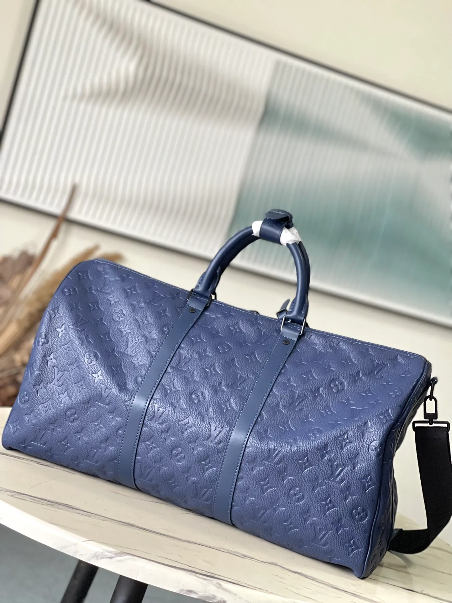 💰1460 (top layer leather) top original order M24440 blue This Keepall BANDOULIERE 50 travel bag is made of Monogram Shadow leather with full Monogram embossing and matte metal parts to achieve a simple design. The cabin size is suitable for short trips. The Keepall soft travel bag series was born in the 1930s and remains as classic and elegant as ever. Dimensions: 50 × 29 × 23 cm