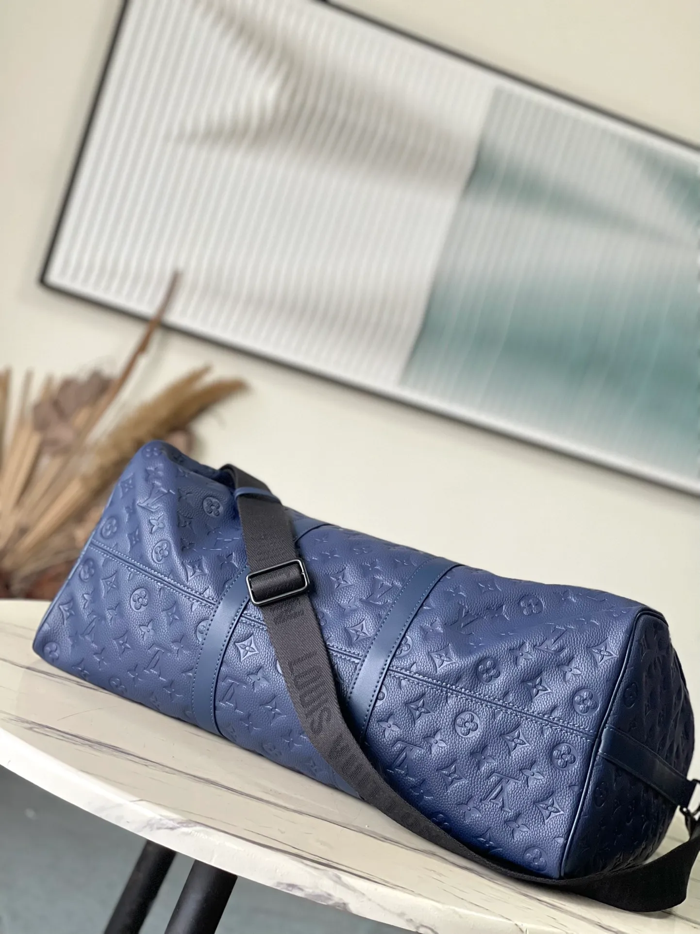 💰1460 (top layer leather) top original order M24440 blue This Keepall BANDOULIERE 50 travel bag is made of Monogram Shadow leather with full Monogram embossing and matte metal parts to achieve a simple design. The cabin size is suitable for short trips. The Keepall soft travel bag series was born in the 1930s and remains as classic and elegant as ever. Dimensions: 50 × 29 × 23 cm