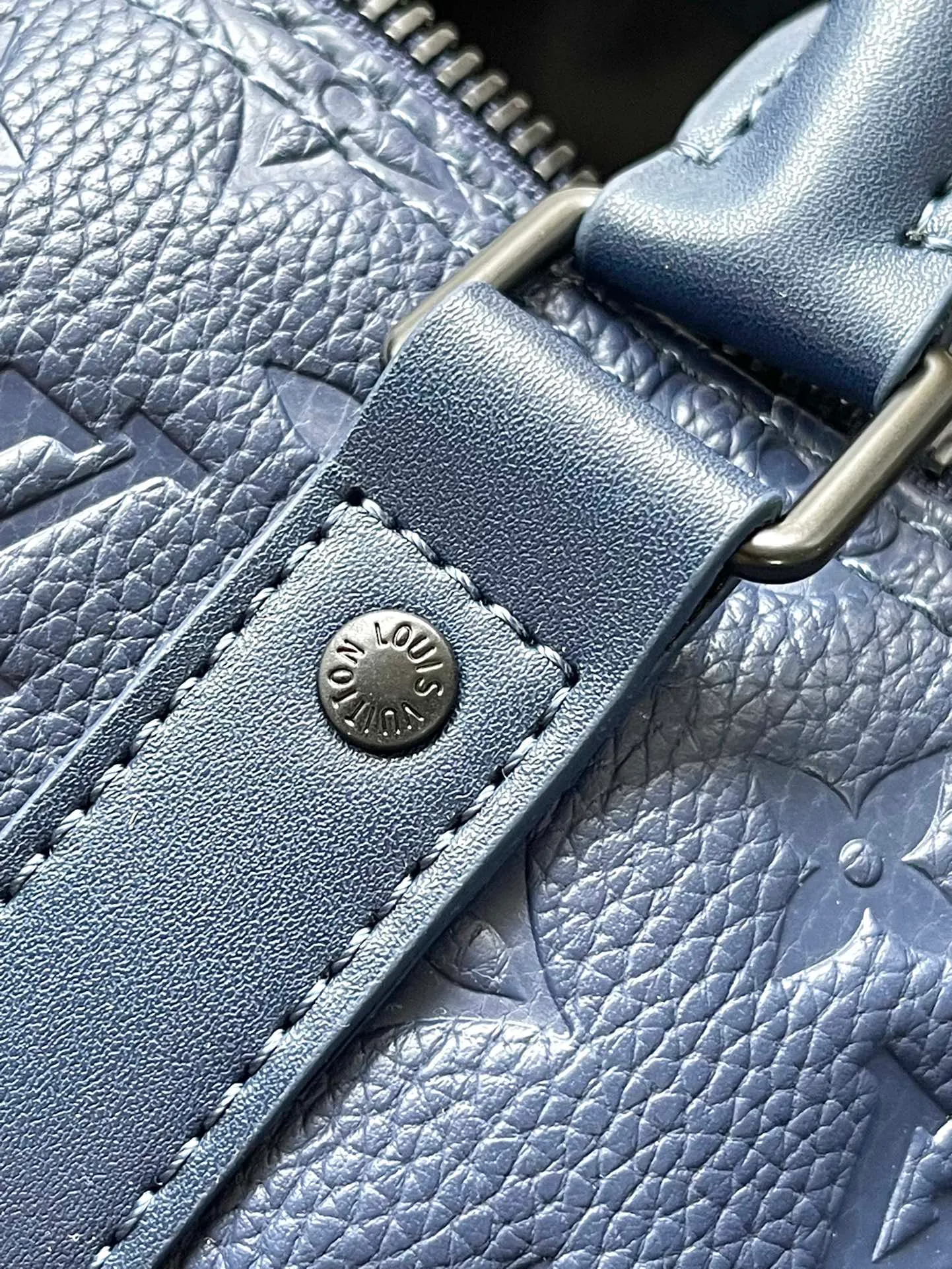 💰1460 (top layer leather) top original order M24440 blue This Keepall BANDOULIERE 50 travel bag is made of Monogram Shadow leather with full Monogram embossing and matte metal parts to achieve a simple design. The cabin size is suitable for short trips. The Keepall soft travel bag series was born in the 1930s and remains as classic and elegant as ever. Dimensions: 50 × 29 × 23 cm