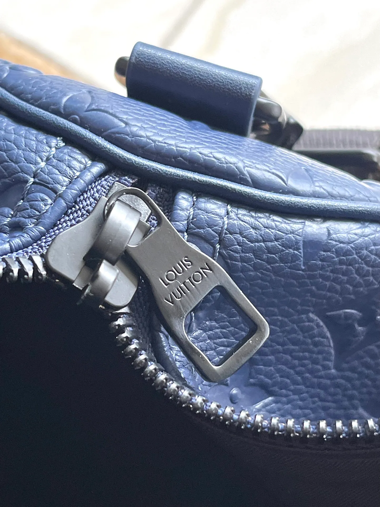 💰1460 (top layer leather) top original order M24440 blue This Keepall BANDOULIERE 50 travel bag is made of Monogram Shadow leather with full Monogram embossing and matte metal parts to achieve a simple design. The cabin size is suitable for short trips. The Keepall soft travel bag series was born in the 1930s and remains as classic and elegant as ever. Dimensions: 50 × 29 × 23 cm