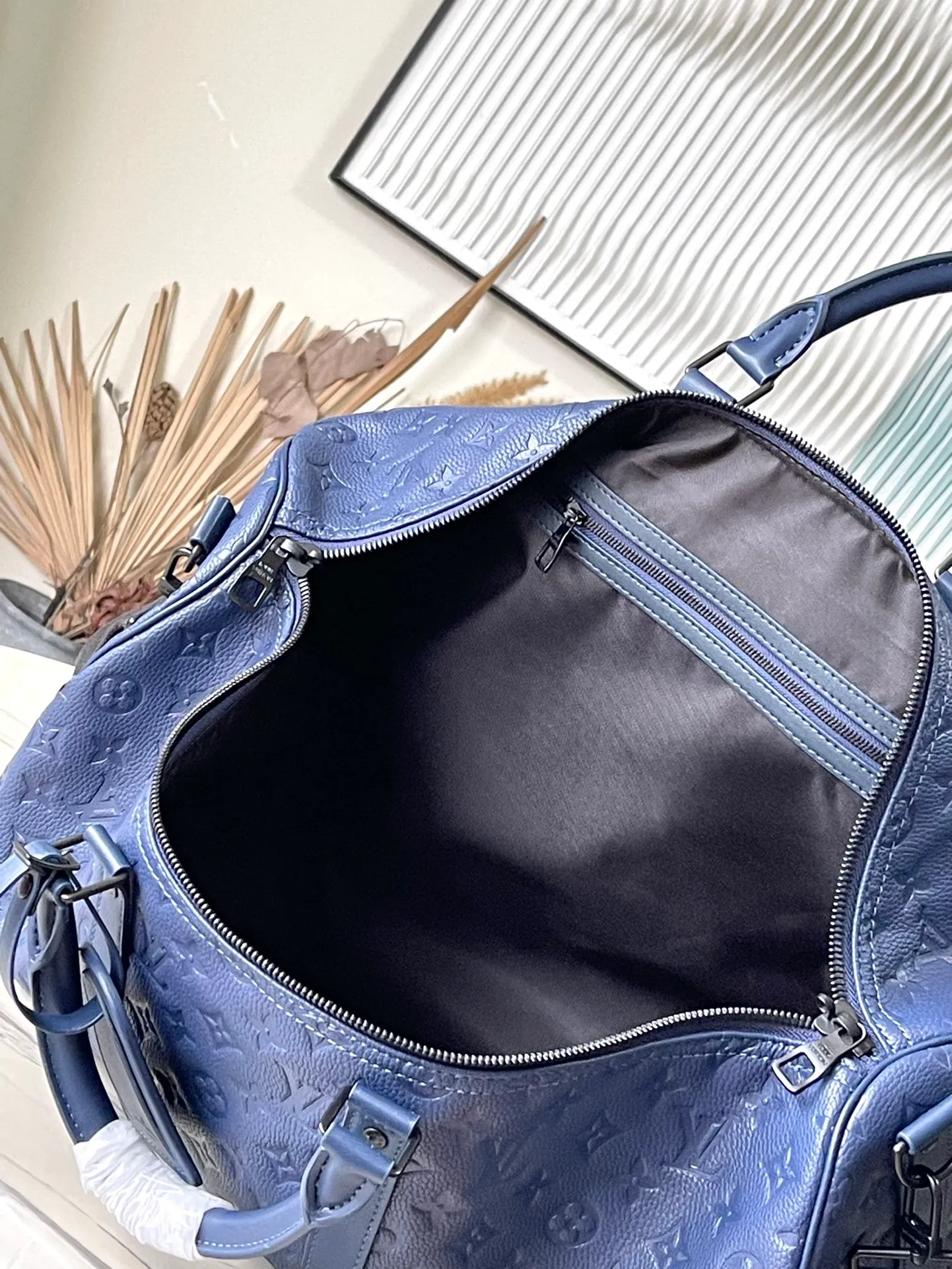 💰1460 (top layer leather) top original order M24440 blue This Keepall BANDOULIERE 50 travel bag is made of Monogram Shadow leather with full Monogram embossing and matte metal parts to achieve a simple design. The cabin size is suitable for short trips. The Keepall soft travel bag series was born in the 1930s and remains as classic and elegant as ever. Dimensions: 50 × 29 × 23 cm