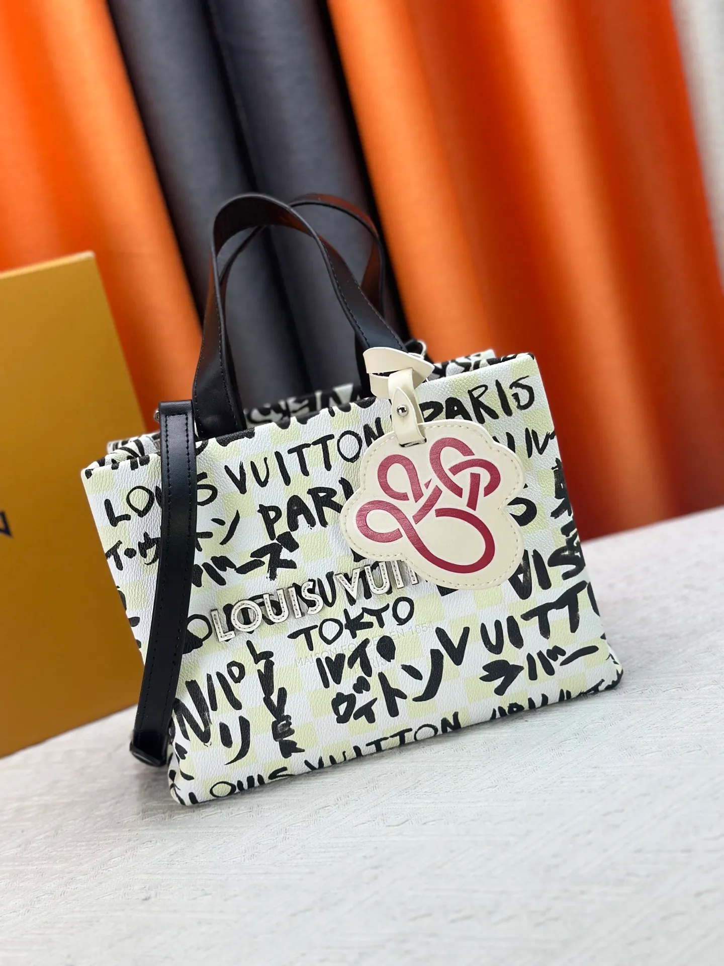 P280 M13940 Gradient Blue Khaki Color Check Black Check Presbyopia Orange Black Green Pink PHARREL and NIGO collection’s joint series Top original order This Shopper medium handbag draws inspiration from Louis Vuitton shopping bags, with the words Louis Vuitton and Maison Fondée En 1854 written on soft cow leather, with a top handle and a detachable shoulder strap. 25x19x11 • Cow leather • Cow leather trim • Textile lining • Metal hardware • Musketon closure • Main compartment • Zip pocket • Double patch pockets • Handles: Double handle
