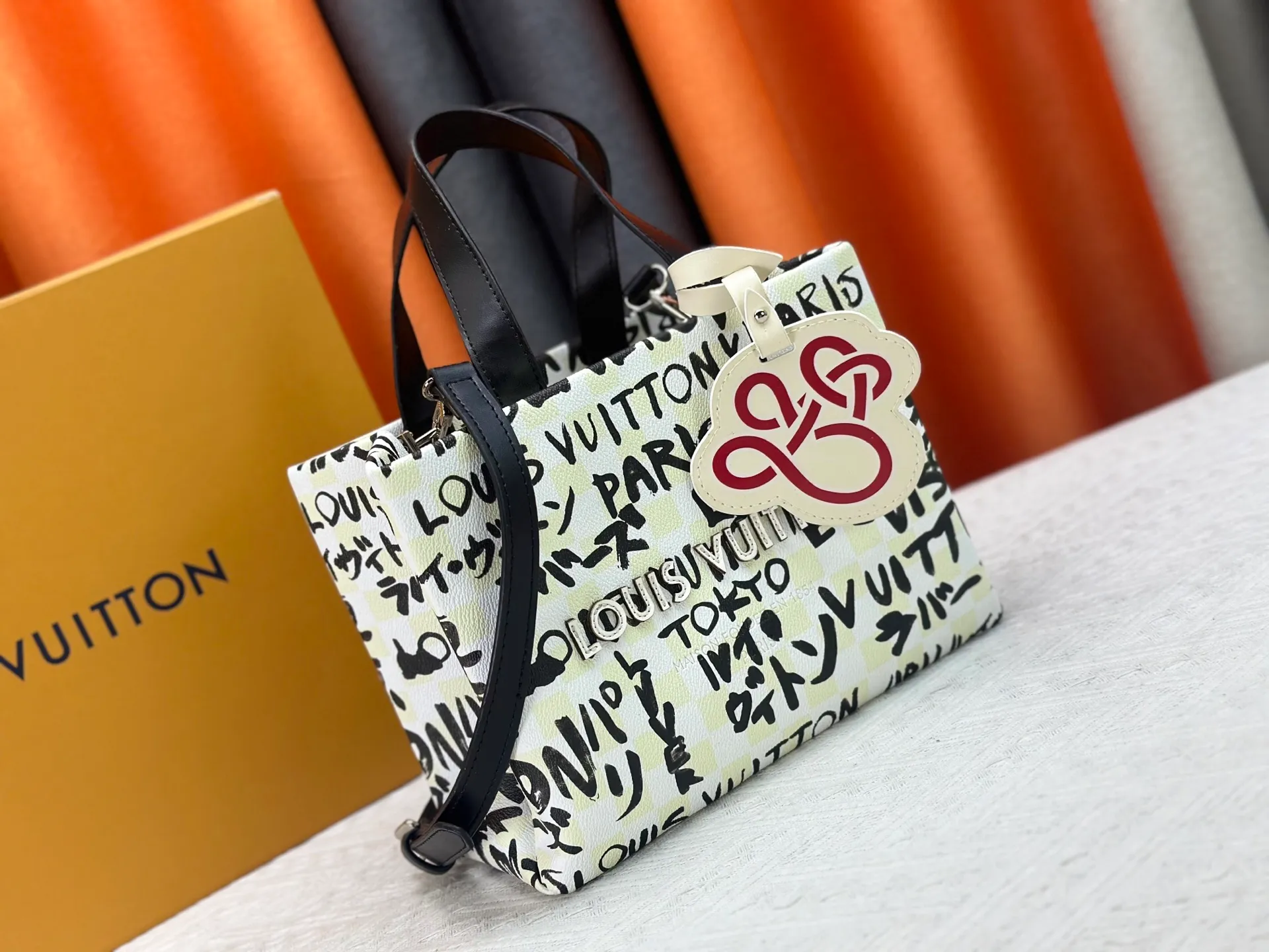 P280 M13940 Gradient Blue Khaki Color Check Black Check Presbyopia Orange Black Green Pink PHARREL and NIGO collection’s joint series Top original order This Shopper medium handbag draws inspiration from Louis Vuitton shopping bags, with the words Louis Vuitton and Maison Fondée En 1854 written on soft cow leather, with a top handle and a detachable shoulder strap. 25x19x11 • Cow leather • Cow leather trim • Textile lining • Metal hardware • Musketon closure • Main compartment • Zip pocket • Double patch pockets • Handles: Double handle