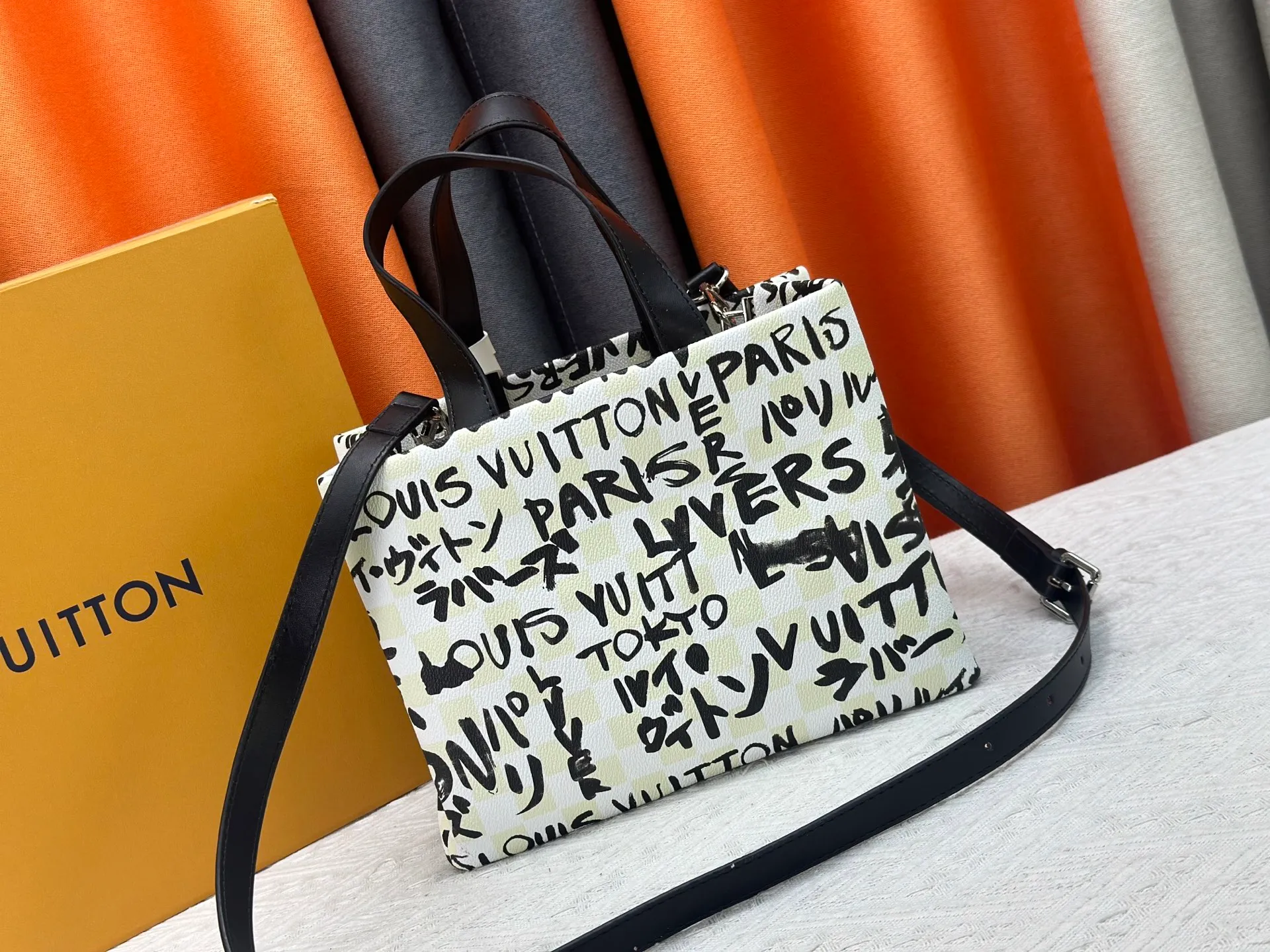 P280 M13940 Gradient Blue Khaki Color Check Black Check Presbyopia Orange Black Green Pink PHARREL and NIGO collection’s joint series Top original order This Shopper medium handbag draws inspiration from Louis Vuitton shopping bags, with the words Louis Vuitton and Maison Fondée En 1854 written on soft cow leather, with a top handle and a detachable shoulder strap. 25x19x11 • Cow leather • Cow leather trim • Textile lining • Metal hardware • Musketon closure • Main compartment • Zip pocket • Double patch pockets • Handles: Double handle