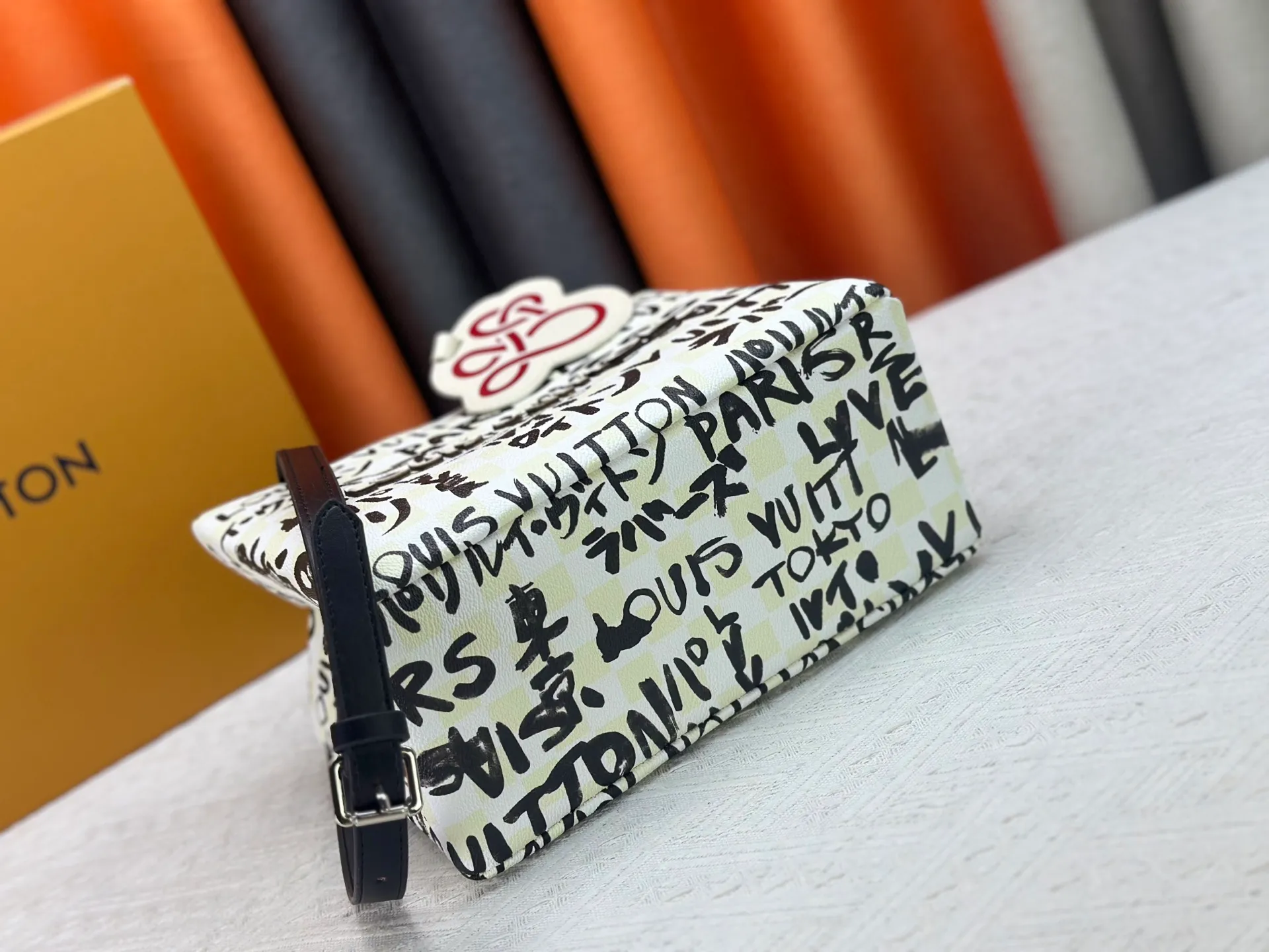 P280 M13940 Gradient Blue Khaki Color Check Black Check Presbyopia Orange Black Green Pink PHARREL and NIGO collection’s joint series Top original order This Shopper medium handbag draws inspiration from Louis Vuitton shopping bags, with the words Louis Vuitton and Maison Fondée En 1854 written on soft cow leather, with a top handle and a detachable shoulder strap. 25x19x11 • Cow leather • Cow leather trim • Textile lining • Metal hardware • Musketon closure • Main compartment • Zip pocket • Double patch pockets • Handles: Double handle