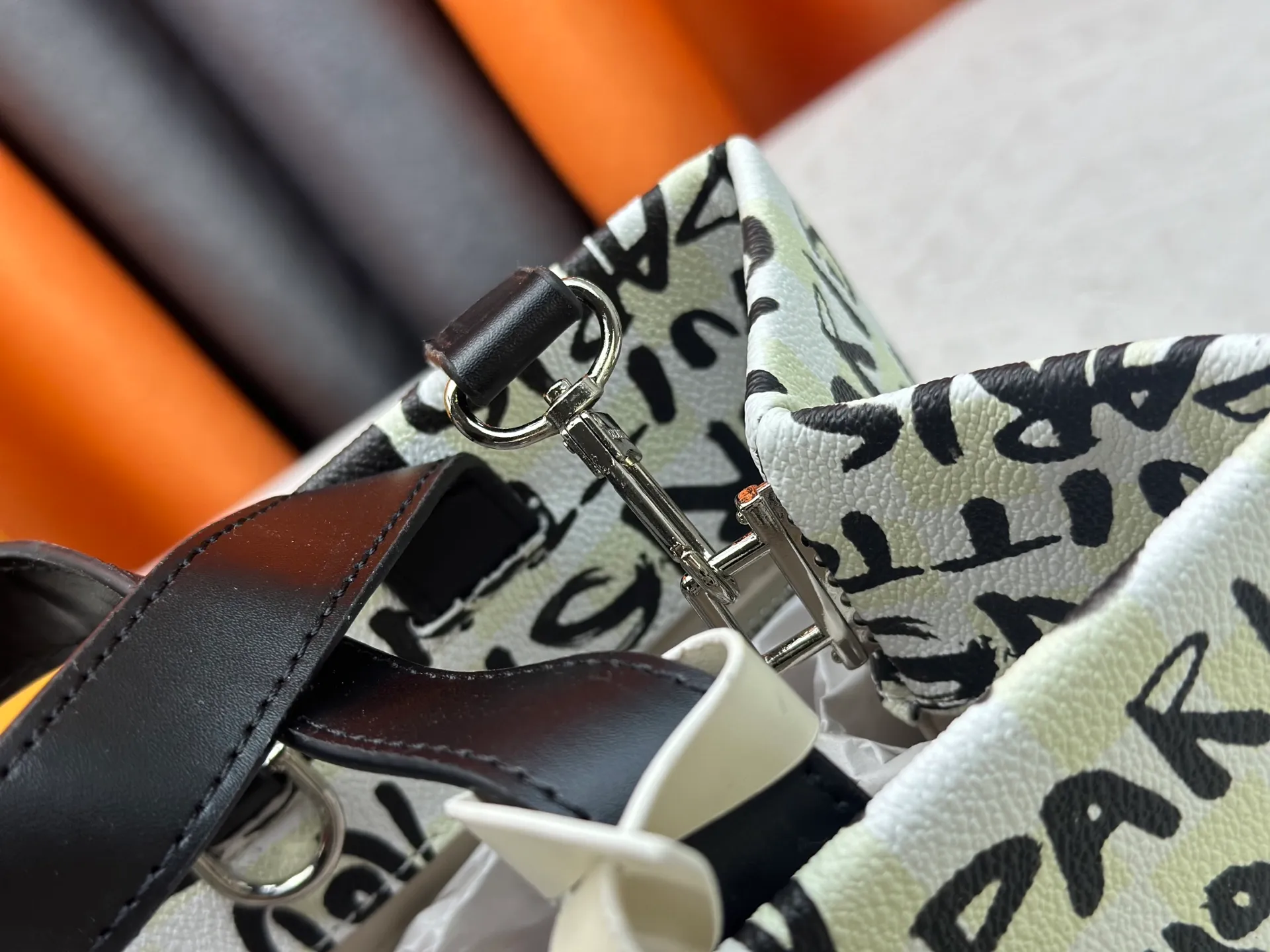 P280 M13940 Gradient Blue Khaki Color Check Black Check Presbyopia Orange Black Green Pink PHARREL and NIGO collection’s joint series Top original order This Shopper medium handbag draws inspiration from Louis Vuitton shopping bags, with the words Louis Vuitton and Maison Fondée En 1854 written on soft cow leather, with a top handle and a detachable shoulder strap. 25x19x11 • Cow leather • Cow leather trim • Textile lining • Metal hardware • Musketon closure • Main compartment • Zip pocket • Double patch pockets • Handles: Double handle