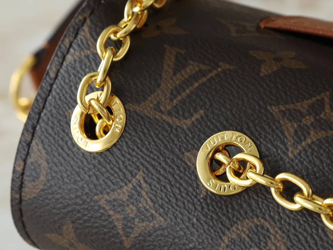 💰260💰Upgraded from the original M46199 M46201 M46200 M46127 M46126 This Marceau chain bag is made of Monogram Empreinte embossed leather, with a plain leather flap and soft leather lining. The signature S-lock clasp and chain add to the elegance, and there's room for a large wallet and iPhone Pro Max. Dimensions:24.5x15x6.5