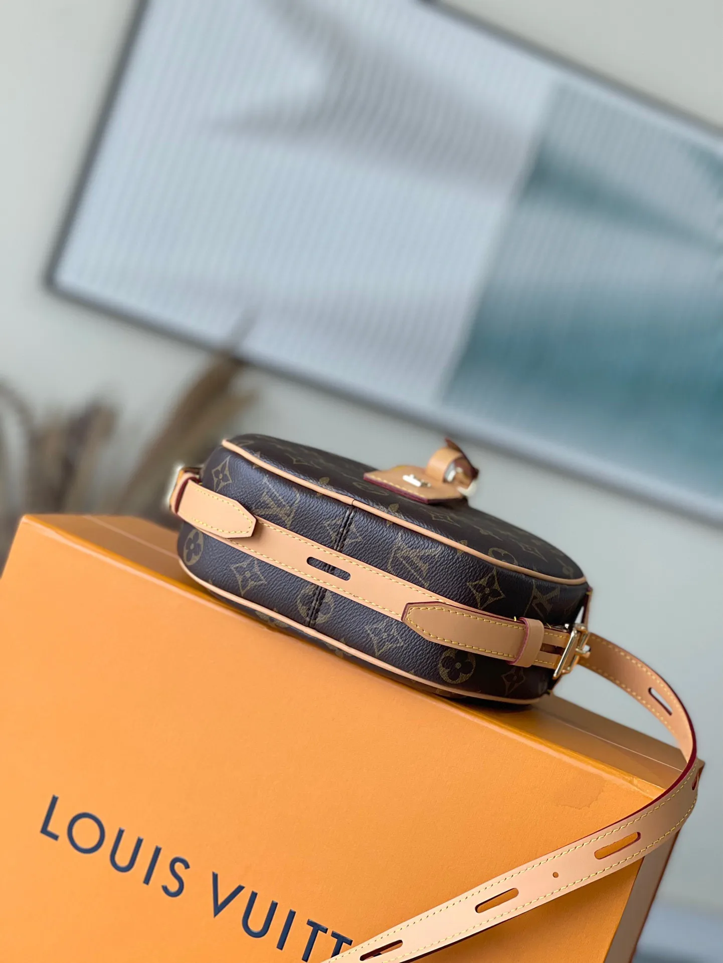 💰800 Top Original Order M52294 M45647 BOITE CHAPEAU Handbag In the 2018 autumn and winter series, women's artistic director Nicolas Ghesquière launched the elegant and charming Boite Chapeau soft handbag based on the classic hat box. Paying homage to the trunk-making tradition, the soft Monogram canvas body is paired with a long leather shoulder strap, making it easy to carry on the shoulder or cross-body. Dimensions: 20.0x 22.5x 8.0 cm (length x height x width)