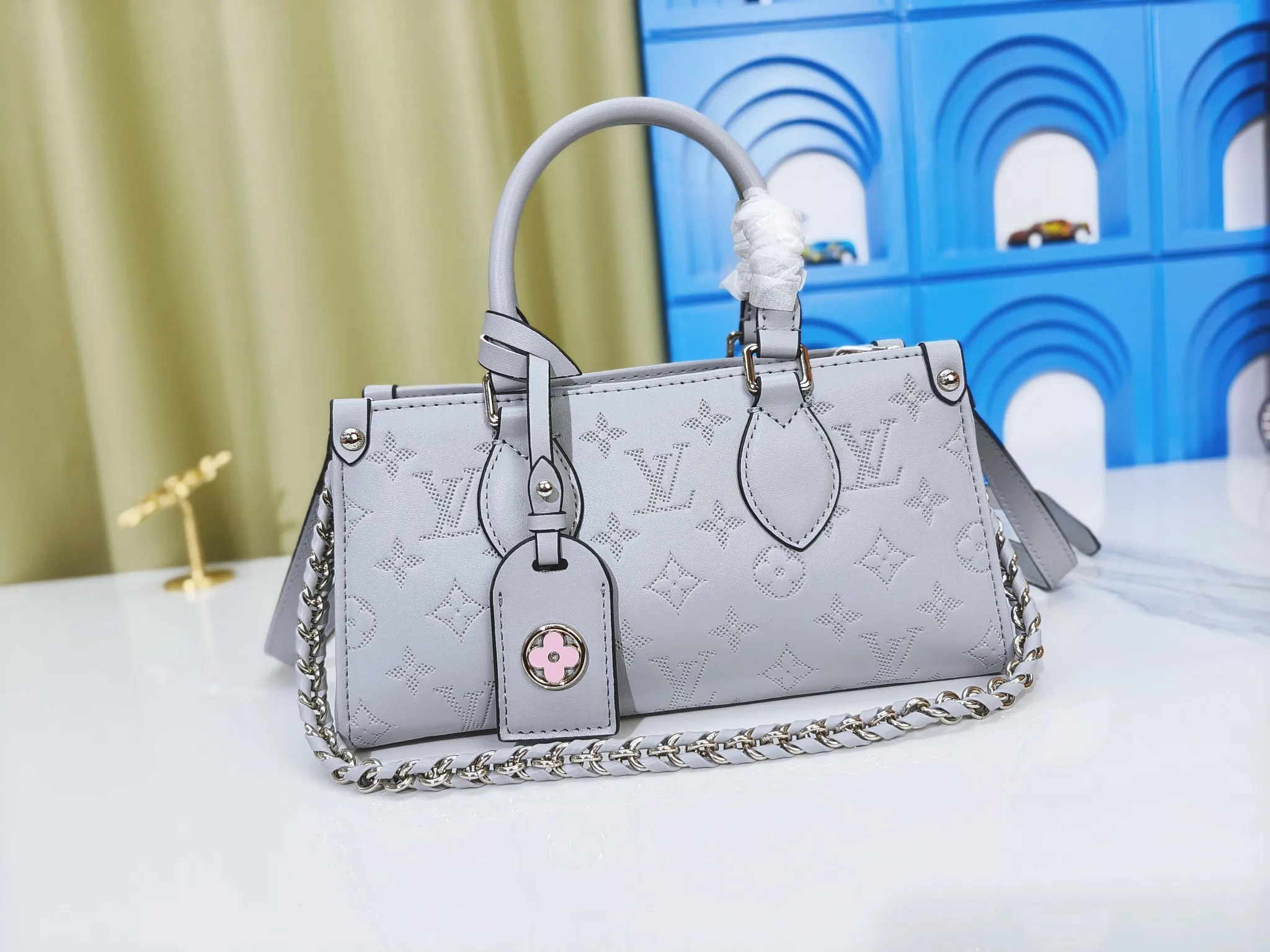 P260💰Upgraded from the original m1274m11273m46653, this onthego east west handbag is made of cow leather to create a slender shape, and the monogram flower nameplate completes the elegant style. Articulated handles and a detachable leather chain strap allow for a variety of carrying options. Dimensions: 25.0x13.0x 10.0 cm (length x height x width)