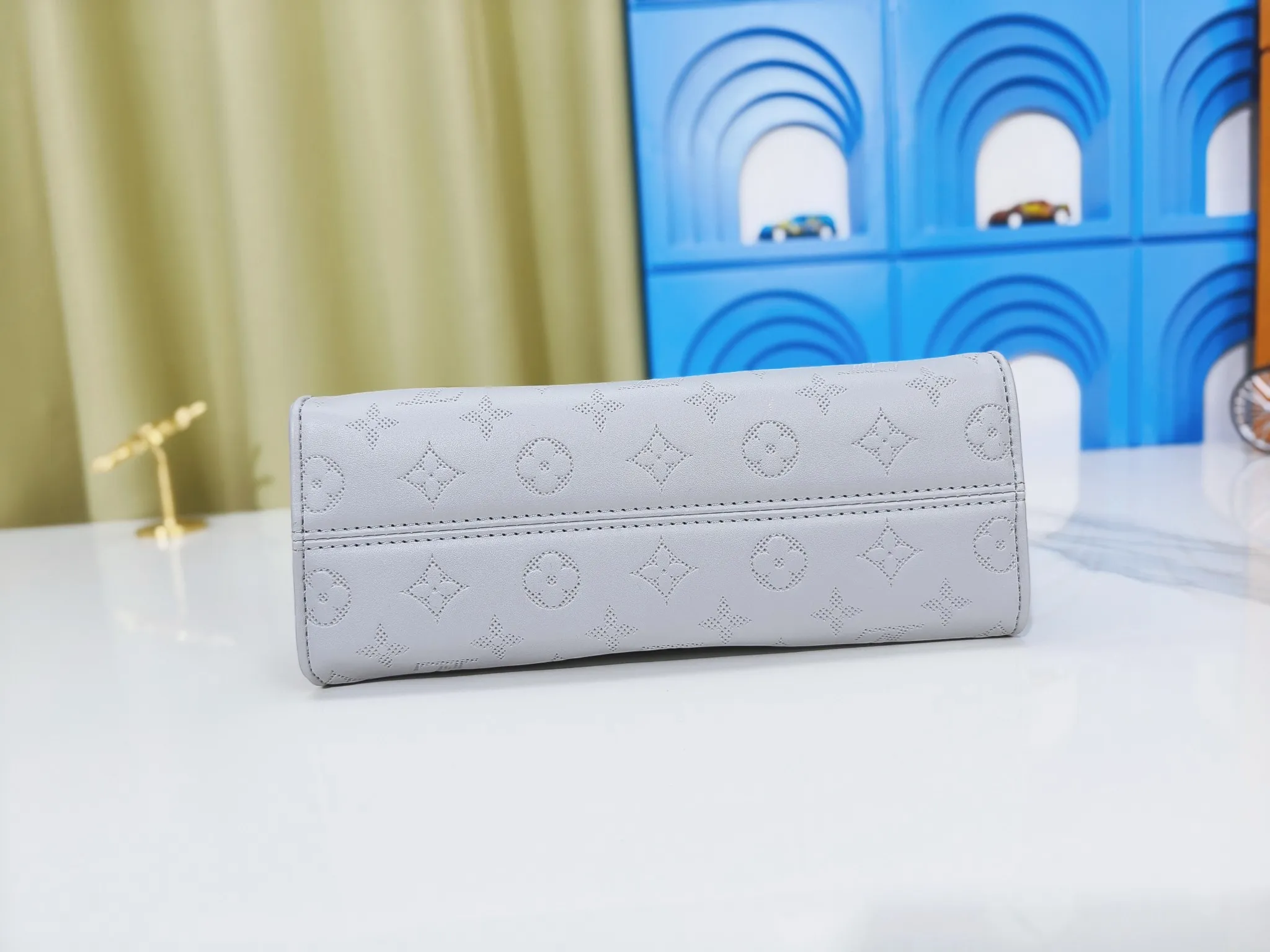P260💰Upgraded from the original m1274m11273m46653, this onthego east west handbag is made of cow leather to create a slender shape, and the monogram flower nameplate completes the elegant style. Articulated handles and a detachable leather chain strap allow for a variety of carrying options. Dimensions: 25.0x13.0x 10.0 cm (length x height x width)