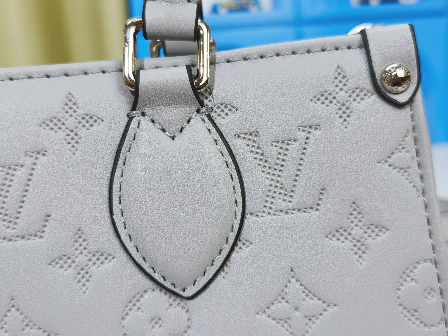 P260💰Upgraded from the original m1274m11273m46653, this onthego east west handbag is made of cow leather to create a slender shape, and the monogram flower nameplate completes the elegant style. Articulated handles and a detachable leather chain strap allow for a variety of carrying options. Dimensions: 25.0x13.0x 10.0 cm (length x height x width)