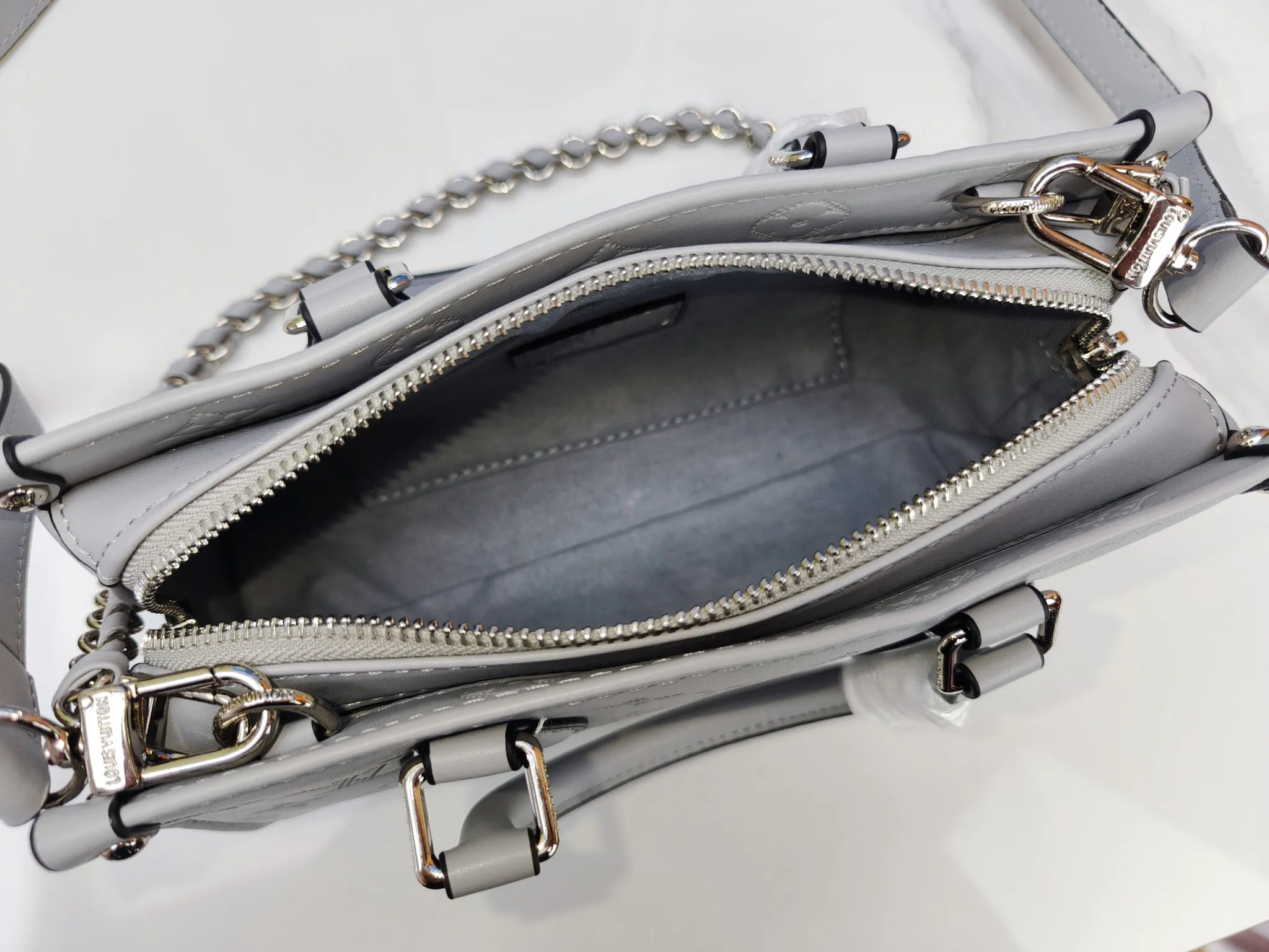 P260💰Upgraded from the original m1274m11273m46653, this onthego east west handbag is made of cow leather to create a slender shape, and the monogram flower nameplate completes the elegant style. Articulated handles and a detachable leather chain strap allow for a variety of carrying options. Dimensions: 25.0x13.0x 10.0 cm (length x height x width)