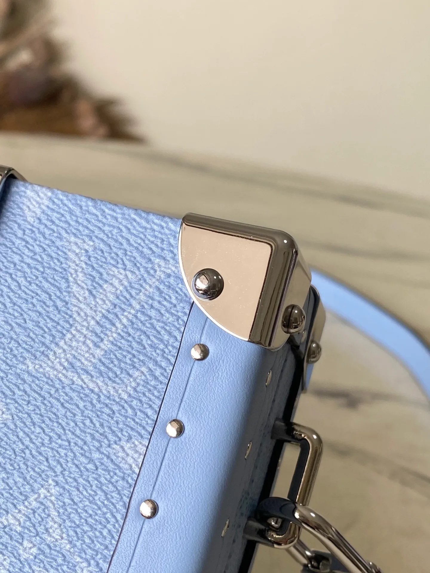 💰1500 (Steel Hardware) Top Original Order M13562 This Wallet Trunk Taigarama handbag is made of Monogram canvas and cow leather. It uses a wooden frame, buckles and reinforced corners to express the inspiration of the brand's classic hard trunk. The ample interior is convenient for storing mobile phones and wallets, and the detachable shoulder strap makes it easy to switch between shoulder and cross-body wear. Dimensions: 21.5 × 12.3 × 6 cm