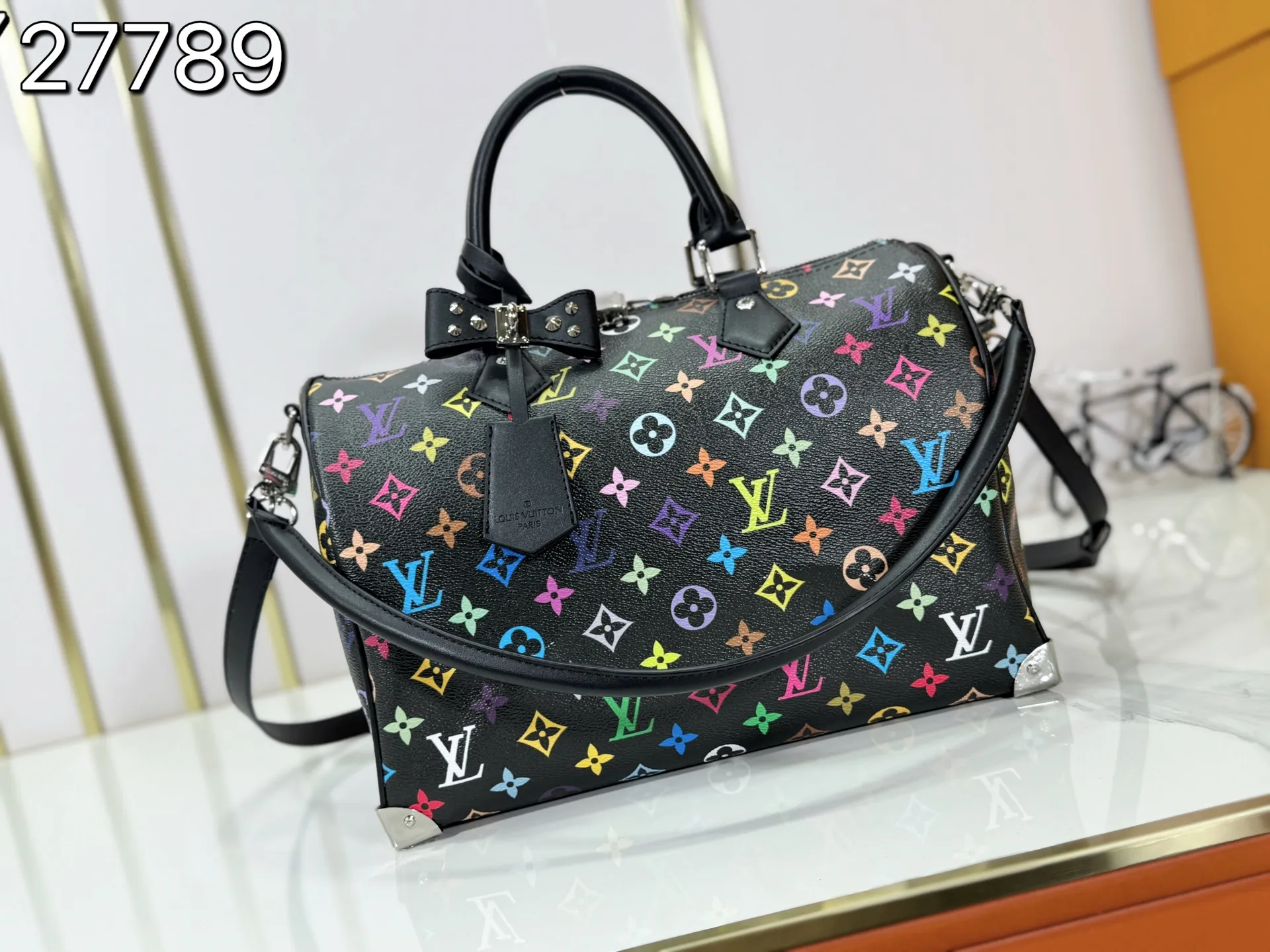P300 Upgraded original version M27789 M13805 M13257 M40391 LV Murakami Takashi co-branded NANOSPEEDY handbag This Nano Speedy handbag combines Monogram canvas and cow leather trim printing, with 33 colorful interpretations of white tricolor and black tricolor. It has been launched in twelve sections and is very popular around the world and is loved by celebrities and celebrities. 30.0 x 21.0 x 17.0 cm
