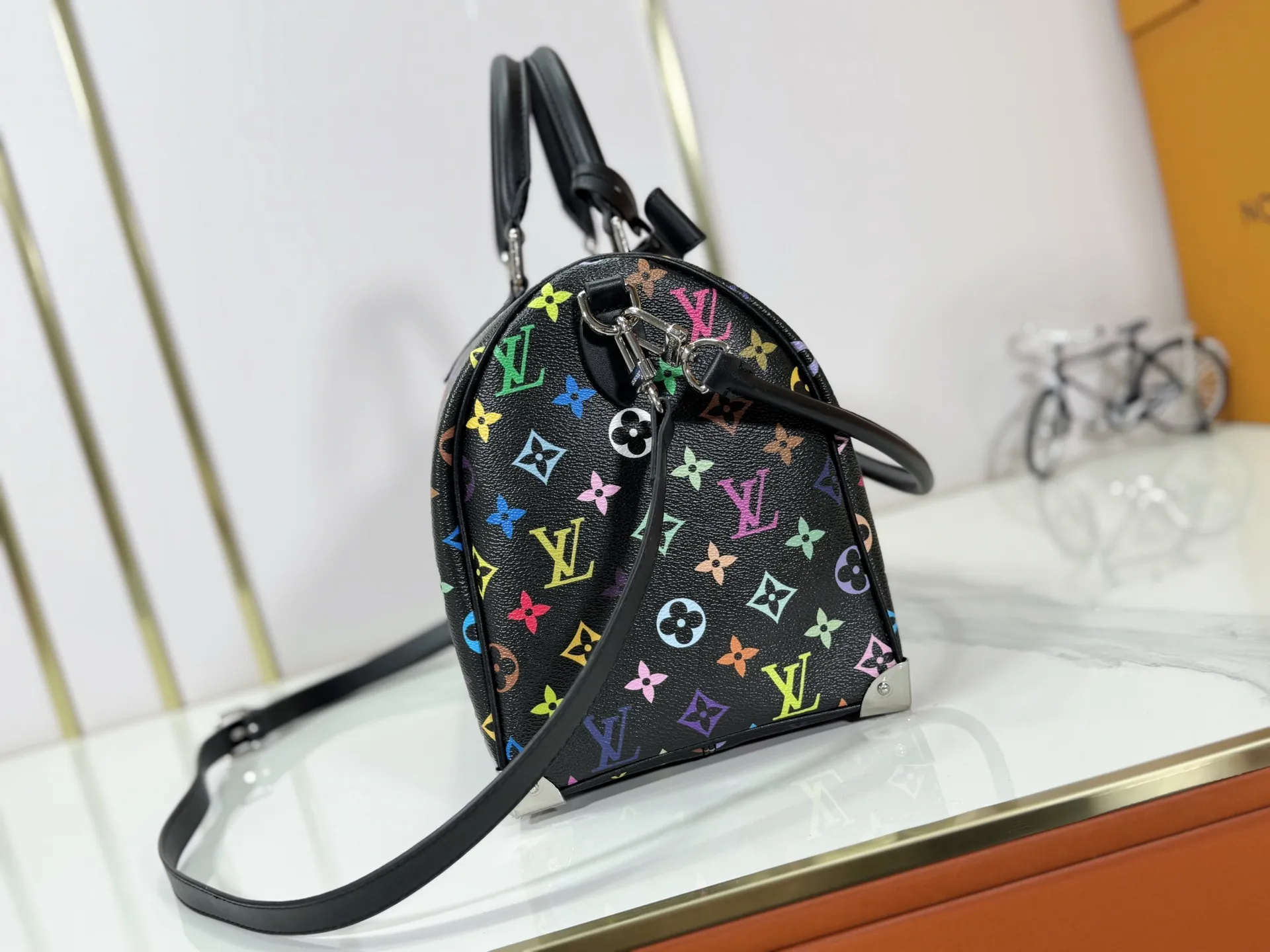 P300 Upgraded original version M27789 M13805 M13257 M40391 LV Murakami Takashi co-branded NANOSPEEDY handbag This Nano Speedy handbag combines Monogram canvas and cow leather trim printing, with 33 colorful interpretations of white tricolor and black tricolor. It has been launched in twelve sections and is very popular around the world and is loved by celebrities and celebrities. 30.0 x 21.0 x 17.0 cm