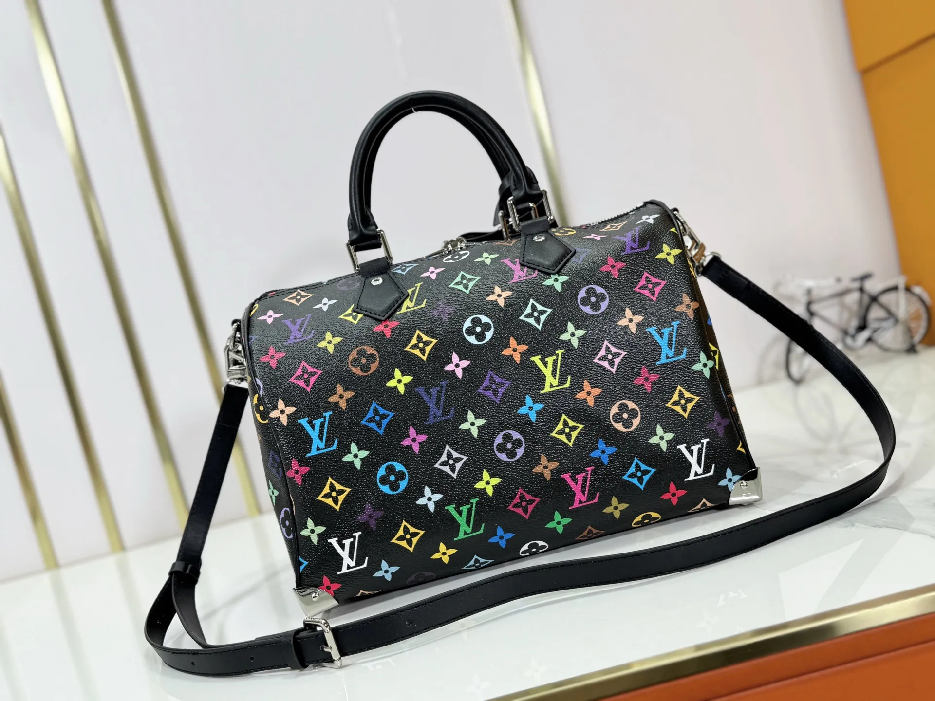 P300 Upgraded original version M27789 M13805 M13257 M40391 LV Murakami Takashi co-branded NANOSPEEDY handbag This Nano Speedy handbag combines Monogram canvas and cow leather trim printing, with 33 colorful interpretations of white tricolor and black tricolor. It has been launched in twelve sections and is very popular around the world and is loved by celebrities and celebrities. 30.0 x 21.0 x 17.0 cm