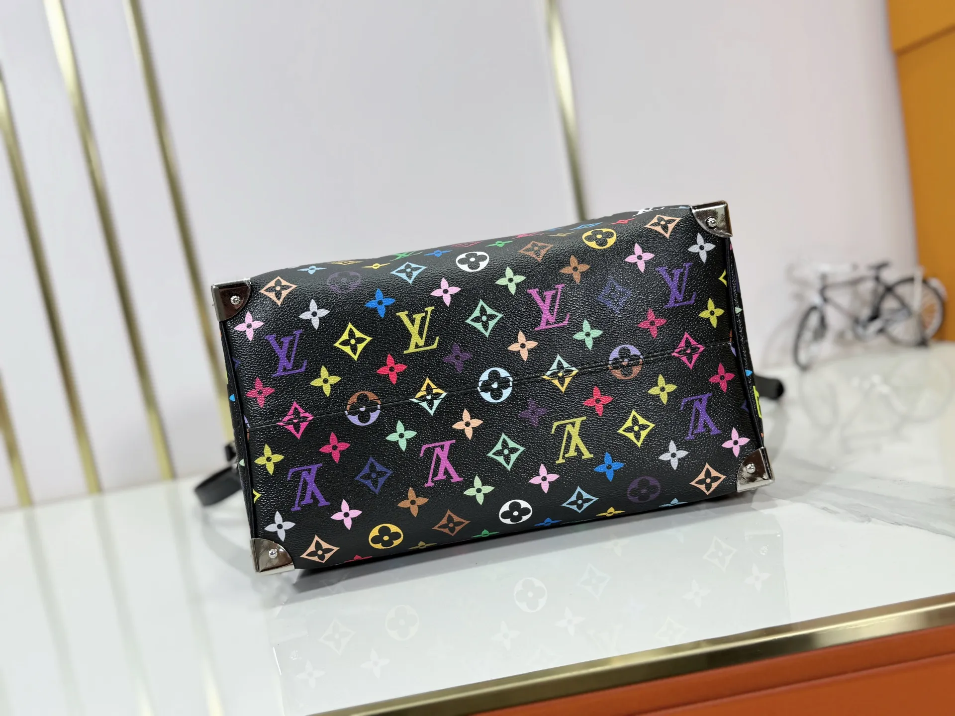 P300 Upgraded original version M27789 M13805 M13257 M40391 LV Murakami Takashi co-branded NANOSPEEDY handbag This Nano Speedy handbag combines Monogram canvas and cow leather trim printing, with 33 colorful interpretations of white tricolor and black tricolor. It has been launched in twelve sections and is very popular around the world and is loved by celebrities and celebrities. 30.0 x 21.0 x 17.0 cm
