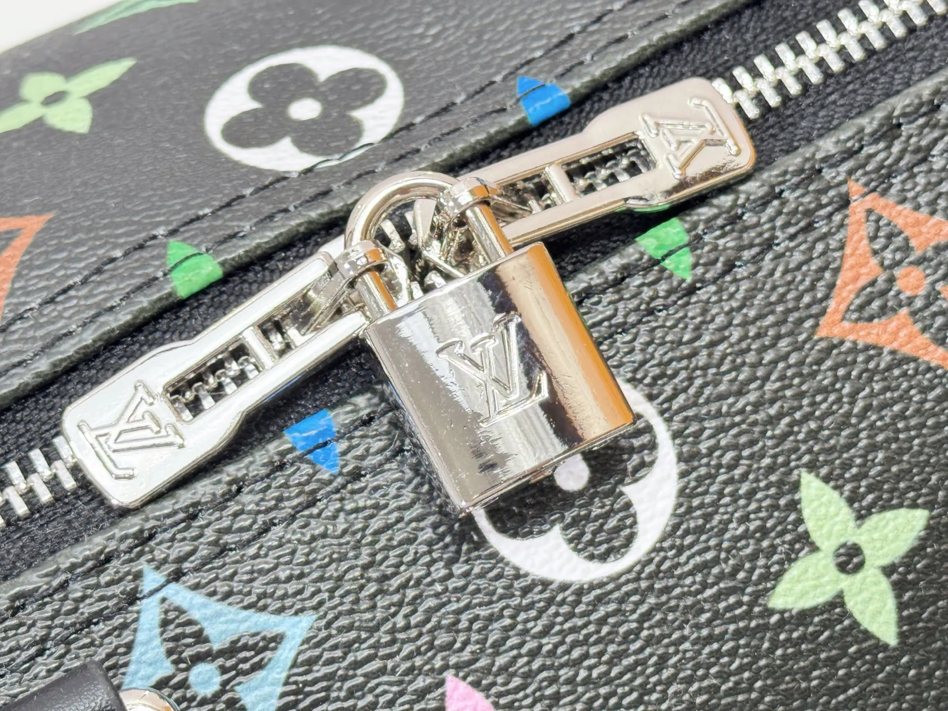 P300 Upgraded original version M27789 M13805 M13257 M40391 LV Murakami Takashi co-branded NANOSPEEDY handbag This Nano Speedy handbag combines Monogram canvas and cow leather trim printing, with 33 colorful interpretations of white tricolor and black tricolor. It has been launched in twelve sections and is very popular around the world and is loved by celebrities and celebrities. 30.0 x 21.0 x 17.0 cm