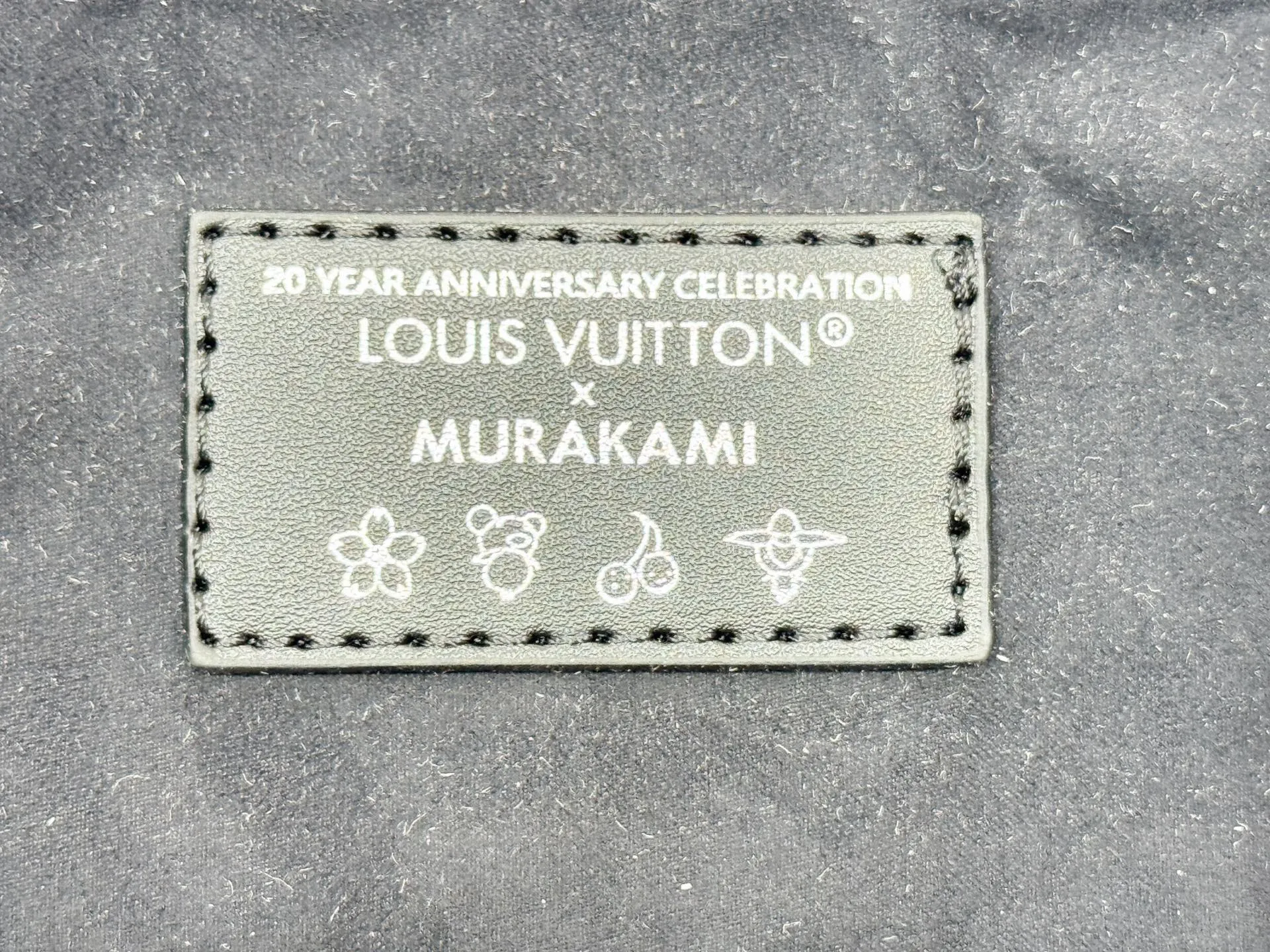 P300 Upgraded original version M27789 M13805 M13257 M40391 LV Murakami Takashi co-branded NANOSPEEDY handbag This Nano Speedy handbag combines Monogram canvas and cow leather trim printing, with 33 colorful interpretations of white tricolor and black tricolor. It has been launched in twelve sections and is very popular around the world and is loved by celebrities and celebrities. 30.0 x 21.0 x 17.0 cm