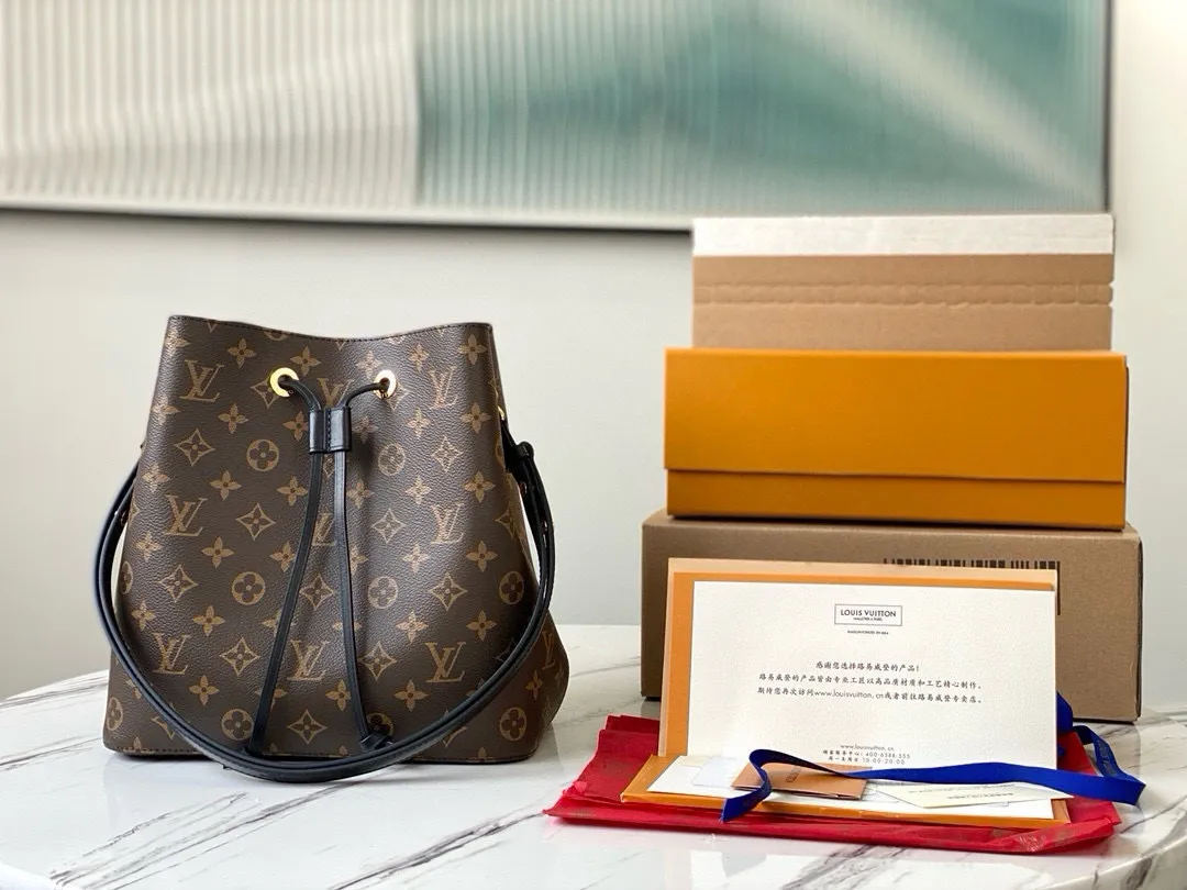 💰760 Top Original Order M44020 Black Top Original Order Gaston-Louis Vuitton's wine bag designed specifically for transporting champagne in 1932 meets contemporary trends and is transformed into the Néo Noé bucket bag, which embodies the beauty of heritage. Monogram canvas outlines soft lines, with colorful leather trim and tonal multi-layer bonded lining. Dimensions: 26 x 26 x 17.5 cm