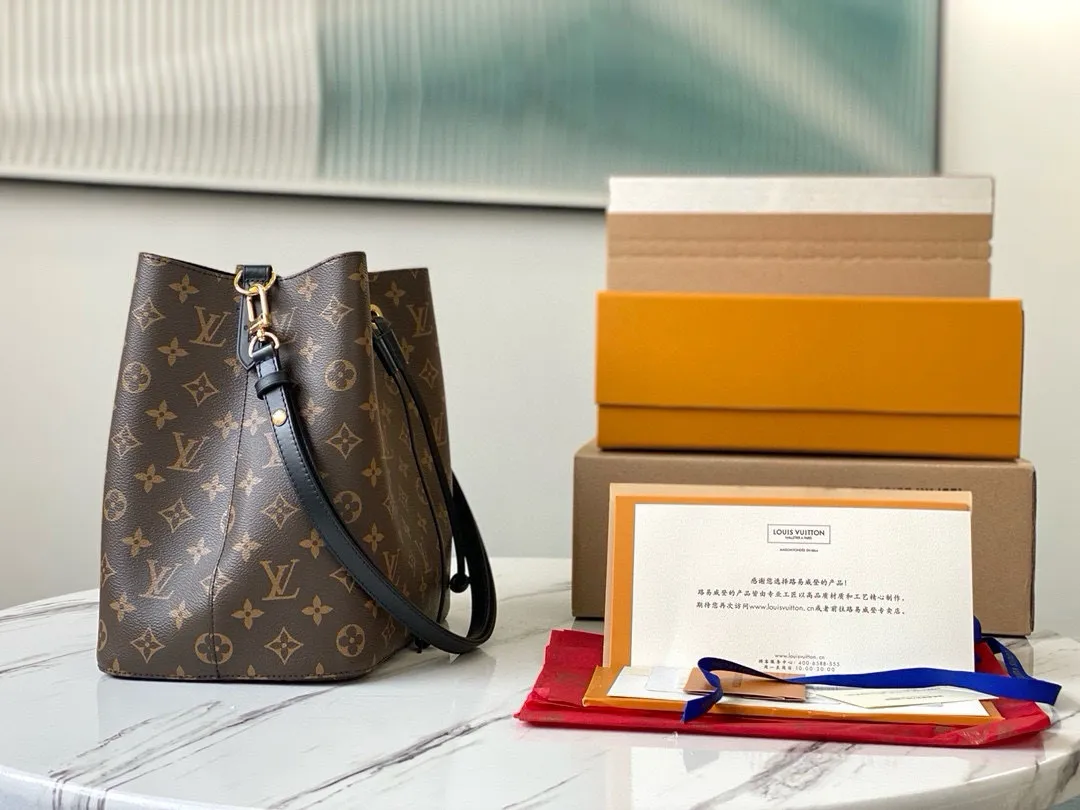 💰760 Top Original Order M44020 Black Top Original Order Gaston-Louis Vuitton's wine bag designed specifically for transporting champagne in 1932 meets contemporary trends and is transformed into the Néo Noé bucket bag, which embodies the beauty of heritage. Monogram canvas outlines soft lines, with colorful leather trim and tonal multi-layer bonded lining. Dimensions: 26 x 26 x 17.5 cm
