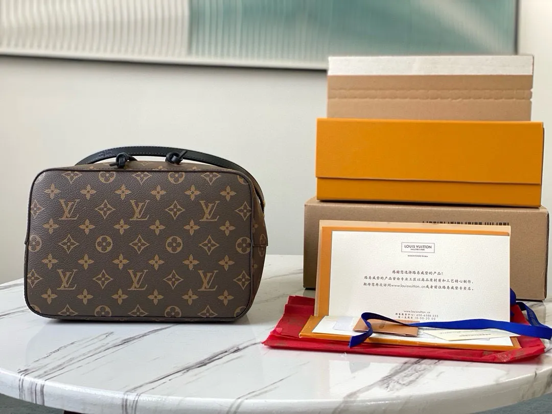 💰760 Top Original Order M44020 Black Top Original Order Gaston-Louis Vuitton's wine bag designed specifically for transporting champagne in 1932 meets contemporary trends and is transformed into the Néo Noé bucket bag, which embodies the beauty of heritage. Monogram canvas outlines soft lines, with colorful leather trim and tonal multi-layer bonded lining. Dimensions: 26 x 26 x 17.5 cm