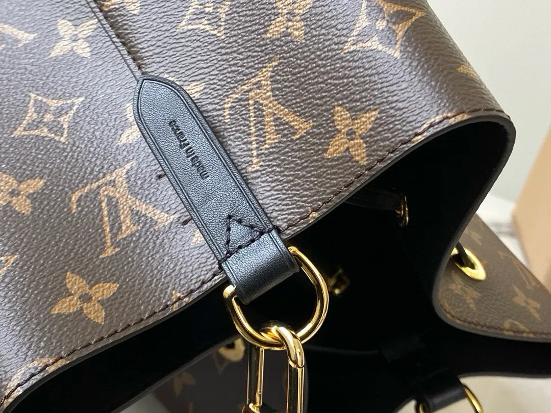 💰760 Top Original Order M44020 Black Top Original Order Gaston-Louis Vuitton's wine bag designed specifically for transporting champagne in 1932 meets contemporary trends and is transformed into the Néo Noé bucket bag, which embodies the beauty of heritage. Monogram canvas outlines soft lines, with colorful leather trim and tonal multi-layer bonded lining. Dimensions: 26 x 26 x 17.5 cm