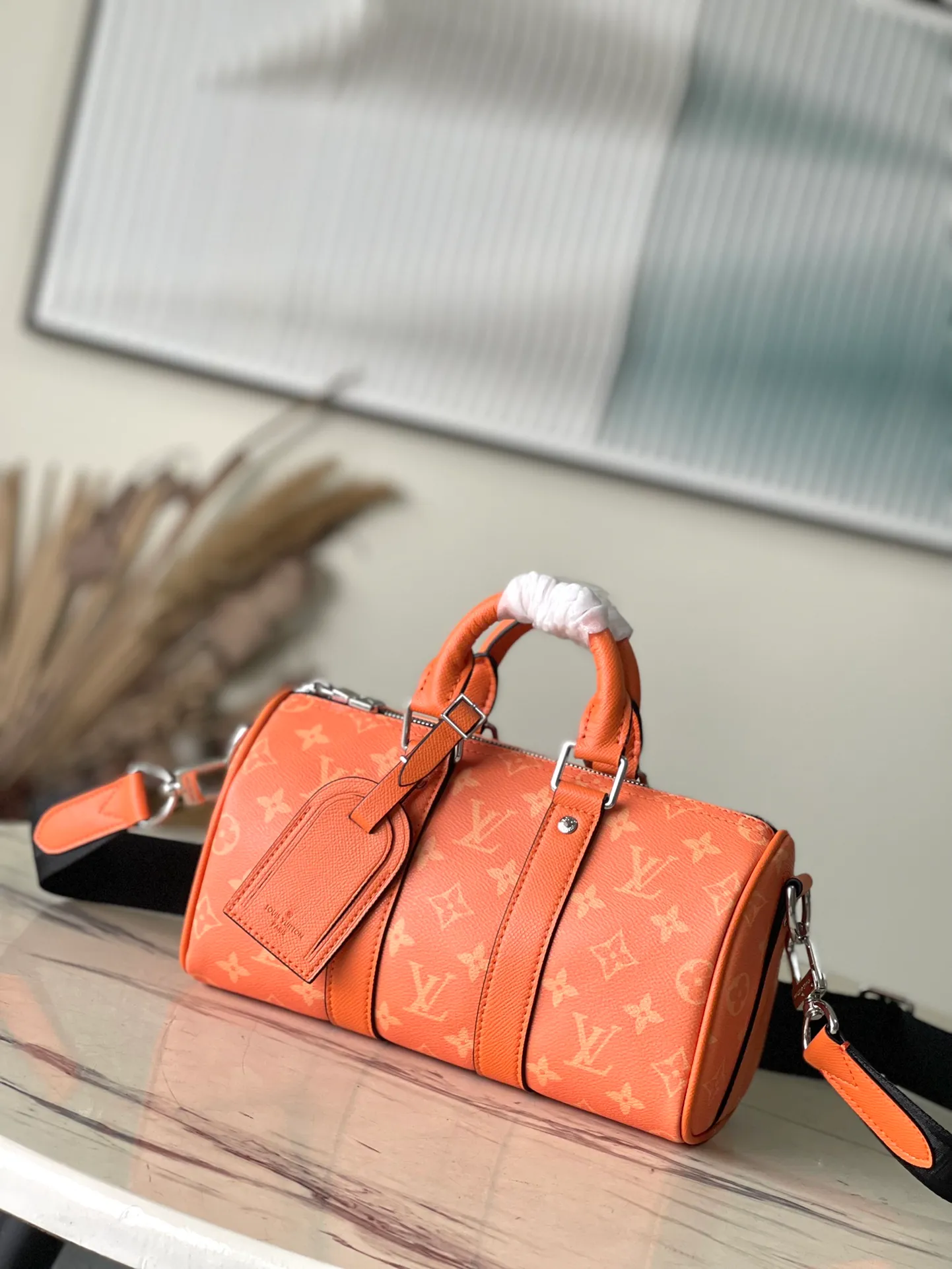 💰940 Top Original Order M31044 This Keepall Bandouliere travel bag injects style into the 2024 Taigarama series. It uses chic Taiga leather and Monogram canvas to play with vibrant colors, making it a personalized choice for urban travel. Dimensions: 25 × 15 × 11 cm