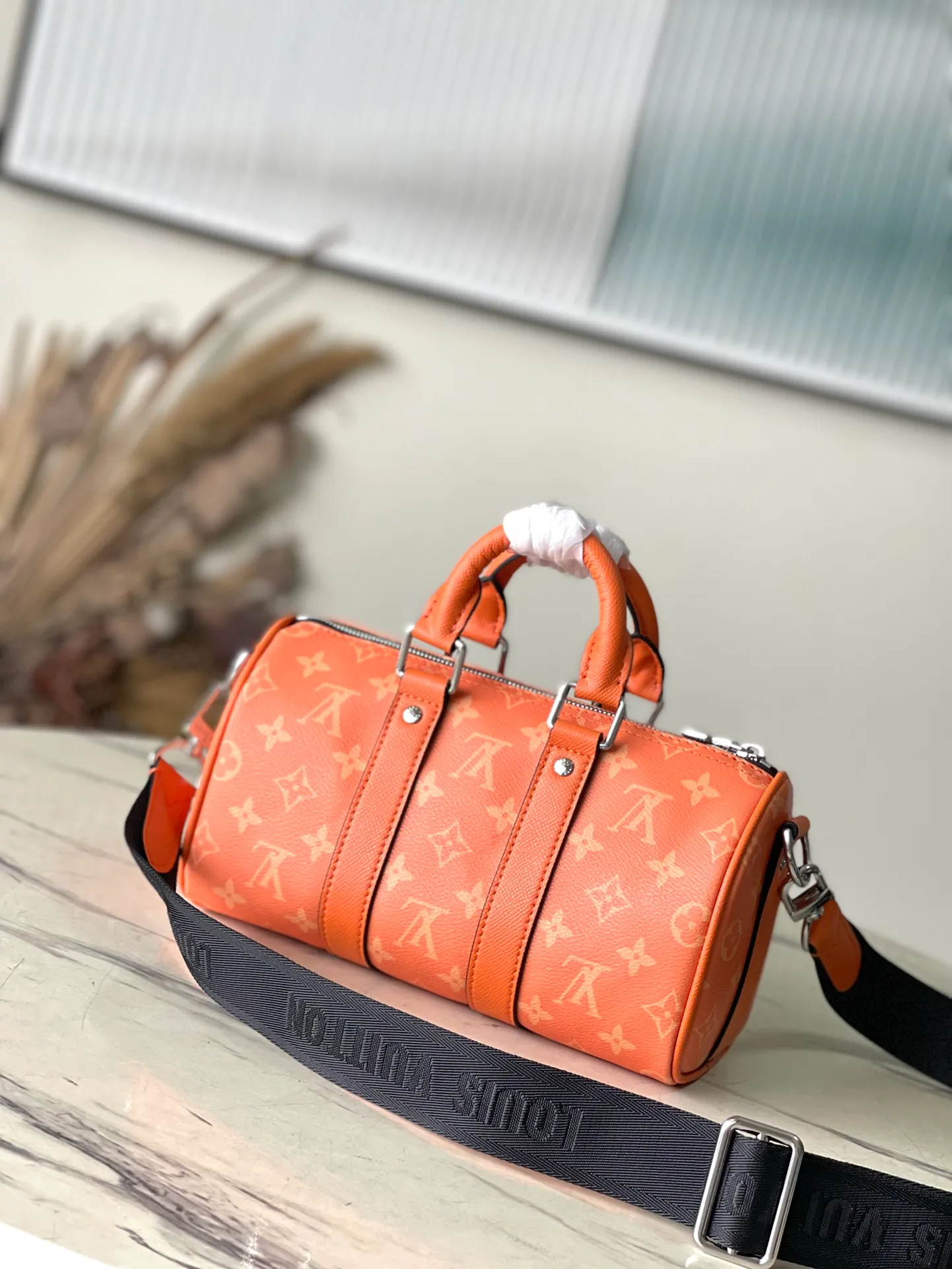 💰940 Top Original Order M31044 This Keepall Bandouliere travel bag injects style into the 2024 Taigarama series. It uses chic Taiga leather and Monogram canvas to play with vibrant colors, making it a personalized choice for urban travel. Dimensions: 25 × 15 × 11 cm