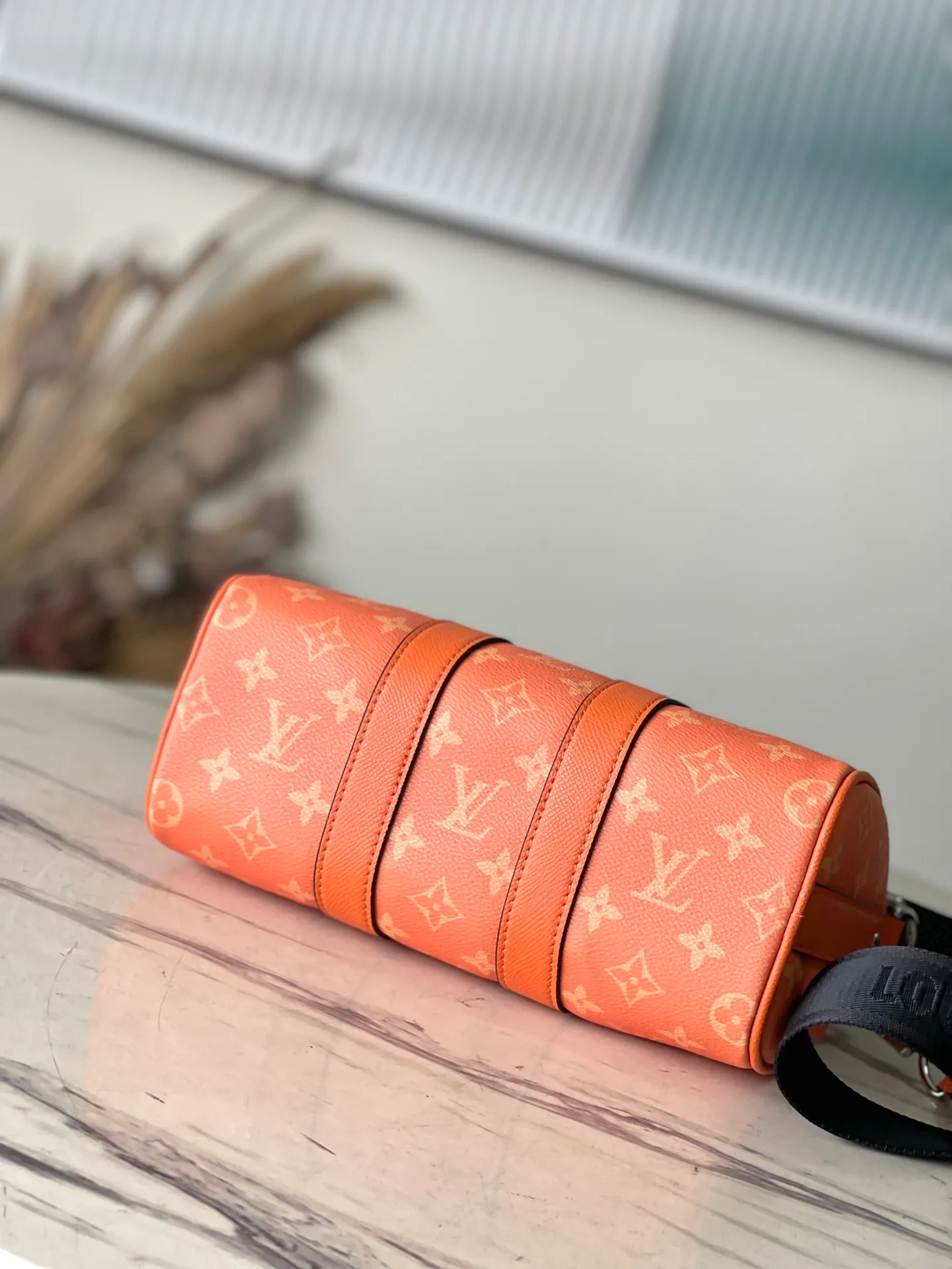 💰940 Top Original Order M31044 This Keepall Bandouliere travel bag injects style into the 2024 Taigarama series. It uses chic Taiga leather and Monogram canvas to play with vibrant colors, making it a personalized choice for urban travel. Dimensions: 25 × 15 × 11 cm