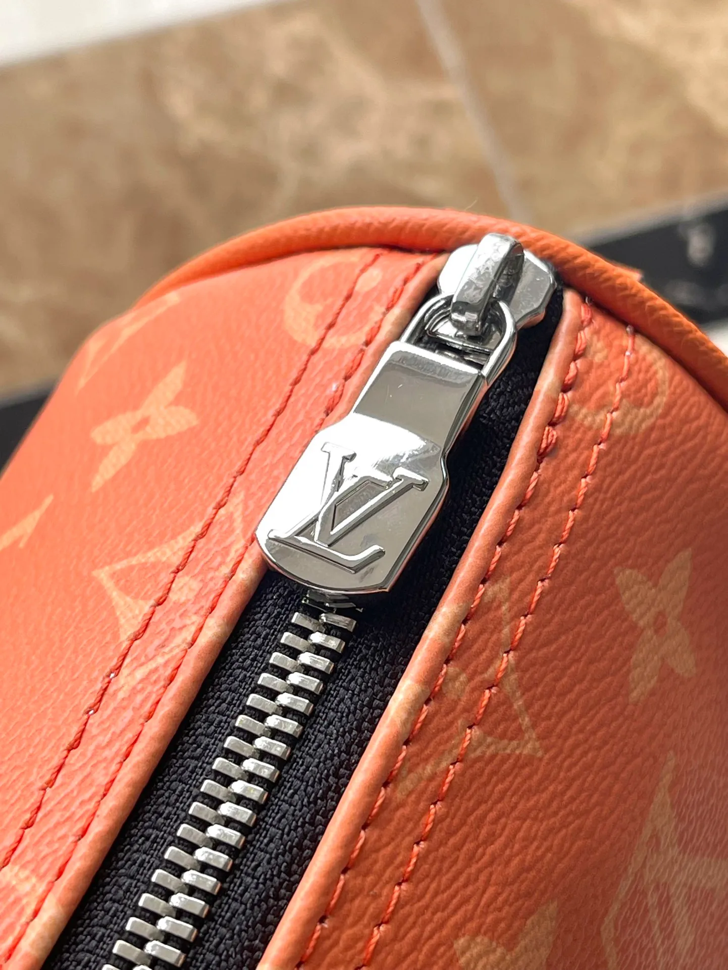 💰940 Top Original Order M31044 This Keepall Bandouliere travel bag injects style into the 2024 Taigarama series. It uses chic Taiga leather and Monogram canvas to play with vibrant colors, making it a personalized choice for urban travel. Dimensions: 25 × 15 × 11 cm