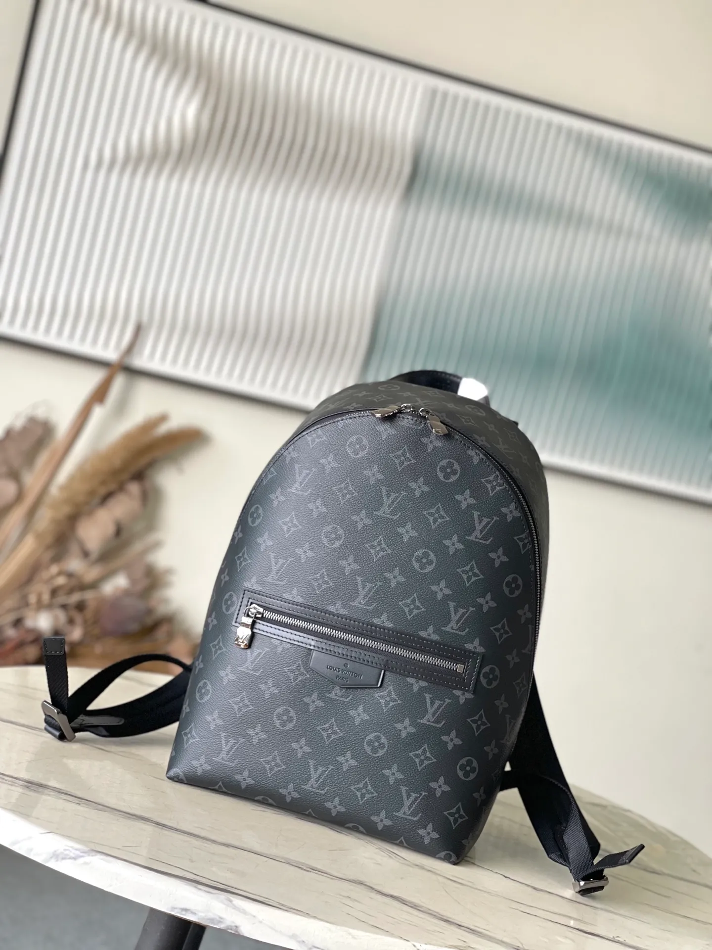 💰1020 Top original order M14020 This Discovery Slim backpack is made of Monogram Eclipse coated canvas. It has a compact structure and is integrated into the inner pocket of a laptop. It can easily handle business or leisure occasions with a trendy look. Adjustable padded fabric shoulder straps provide a more comfortable carrying experience, and the zippered front pocket provides easy access to frequently used items. Dimensions: 28 × 38 × 13 cm