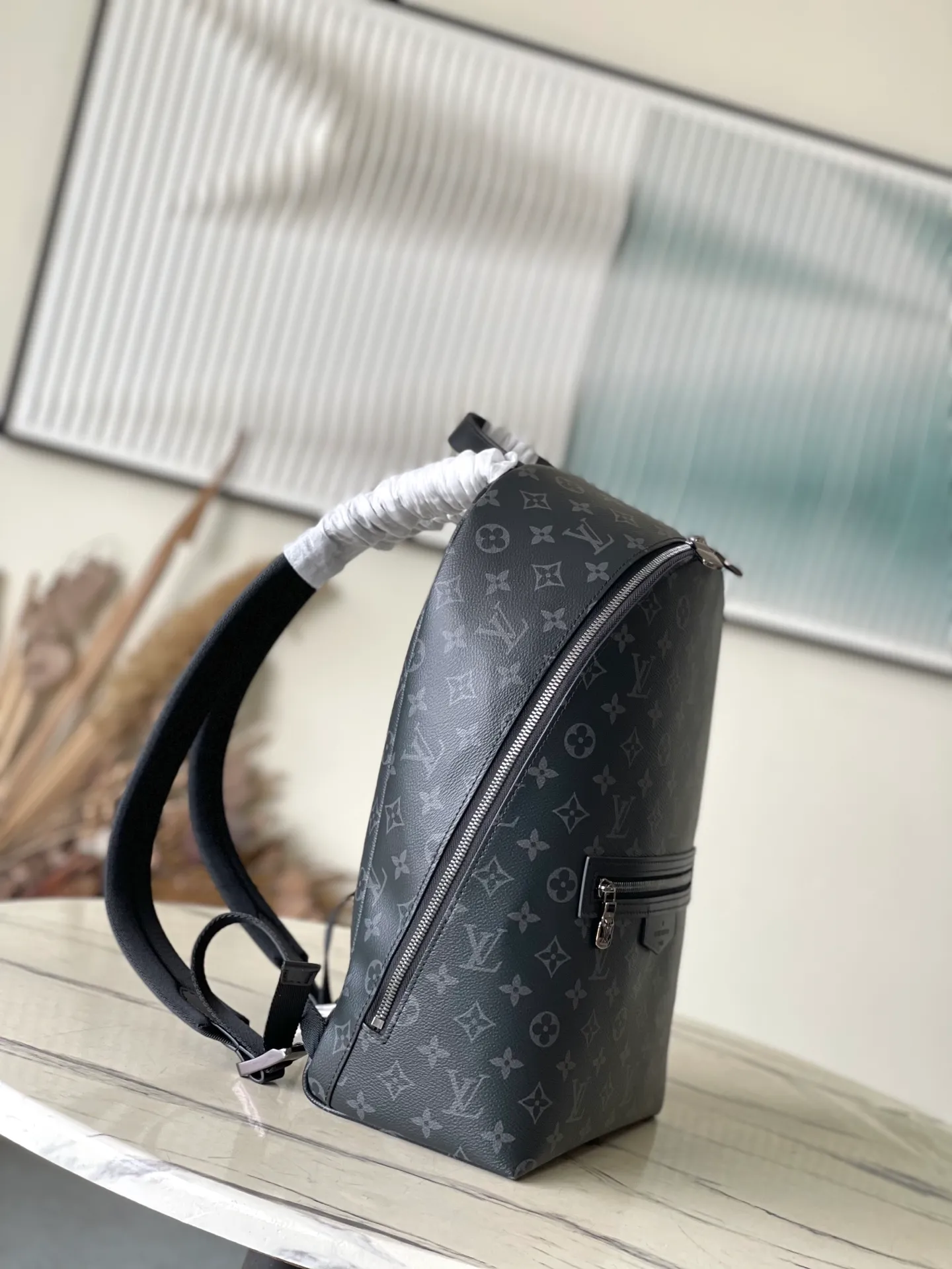 💰1020 Top original order M14020 This Discovery Slim backpack is made of Monogram Eclipse coated canvas. It has a compact structure and is integrated into the inner pocket of a laptop. It can easily handle business or leisure occasions with a trendy look. Adjustable padded fabric shoulder straps provide a more comfortable carrying experience, and the zippered front pocket provides easy access to frequently used items. Dimensions: 28 × 38 × 13 cm