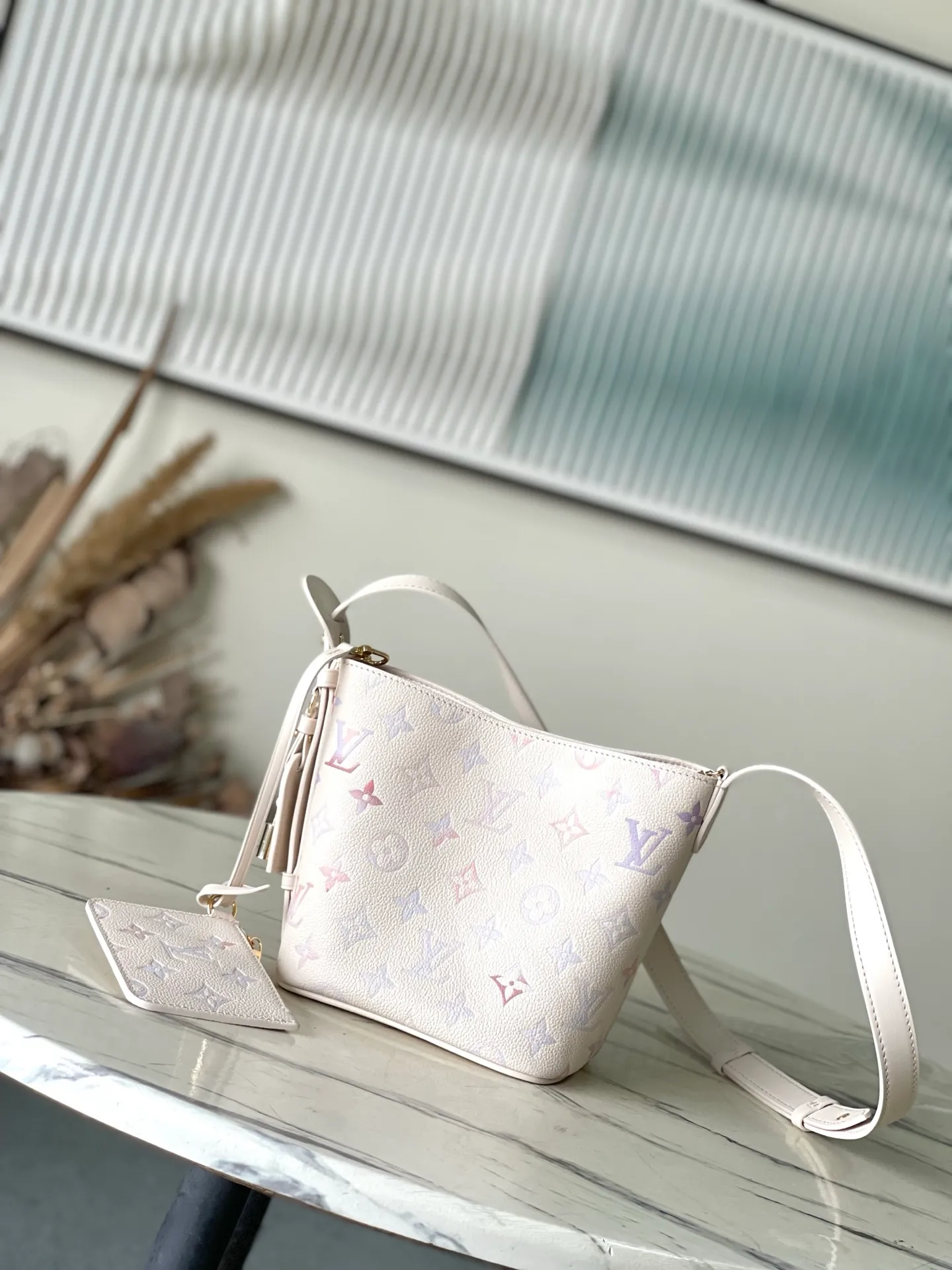 💰980 (top layer leather) top original order M25673 This AllnBB handbag is from the Dream series. The Monogram embossed grain leather presents a unique watercolor gradient effect, and the Yingze metal parts complete the design. A sophisticated name tag, signature padlock and removable zippered interior pocket add to the details, making it ideal for shoulder or hand carry. Dimensions: 18x12x16 cm