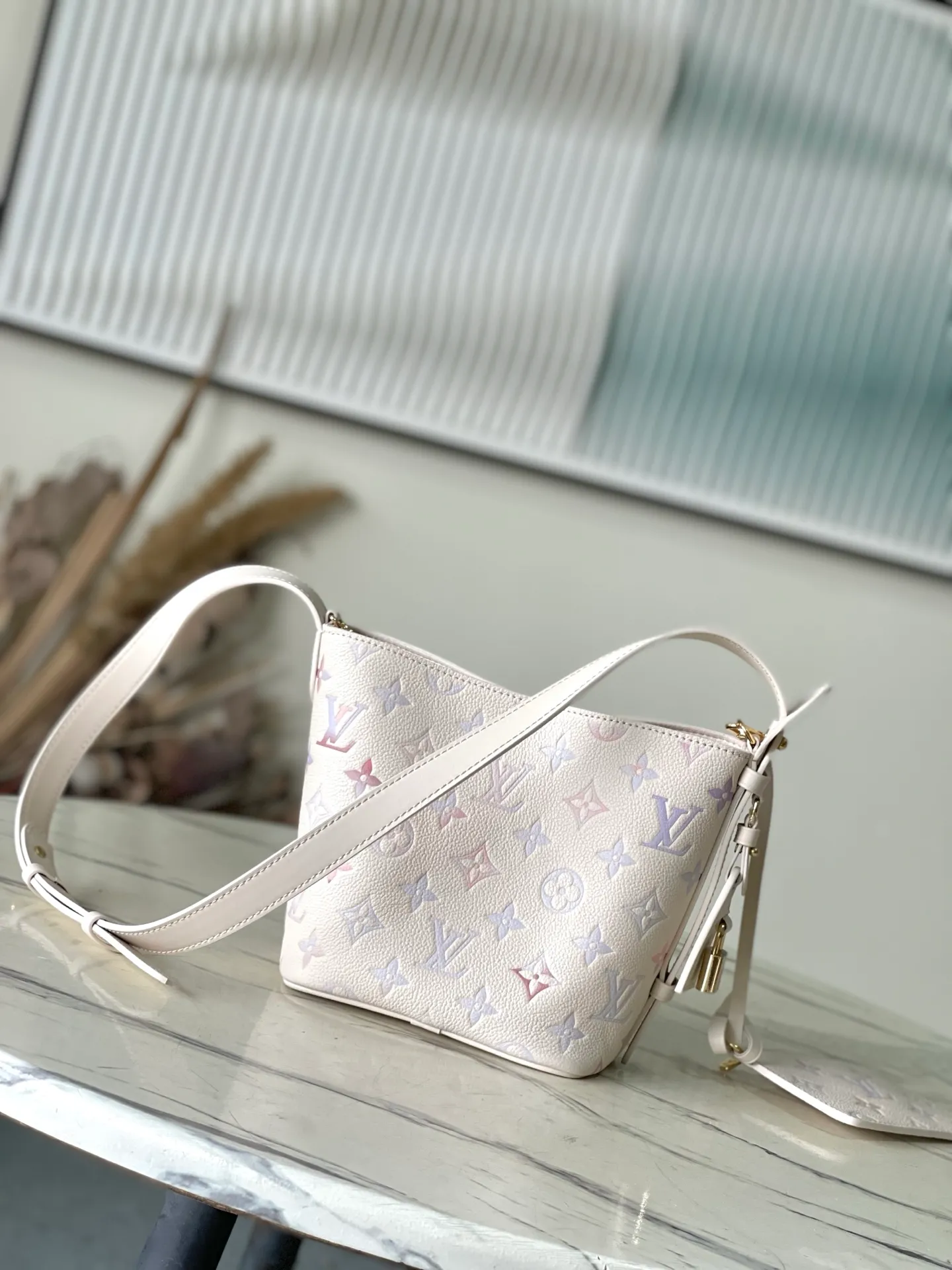 💰980 (top layer leather) top original order M25673 This AllnBB handbag is from the Dream series. The Monogram embossed grain leather presents a unique watercolor gradient effect, and the Yingze metal parts complete the design. A sophisticated name tag, signature padlock and removable zippered interior pocket add to the details, making it ideal for shoulder or hand carry. Dimensions: 18x12x16 cm