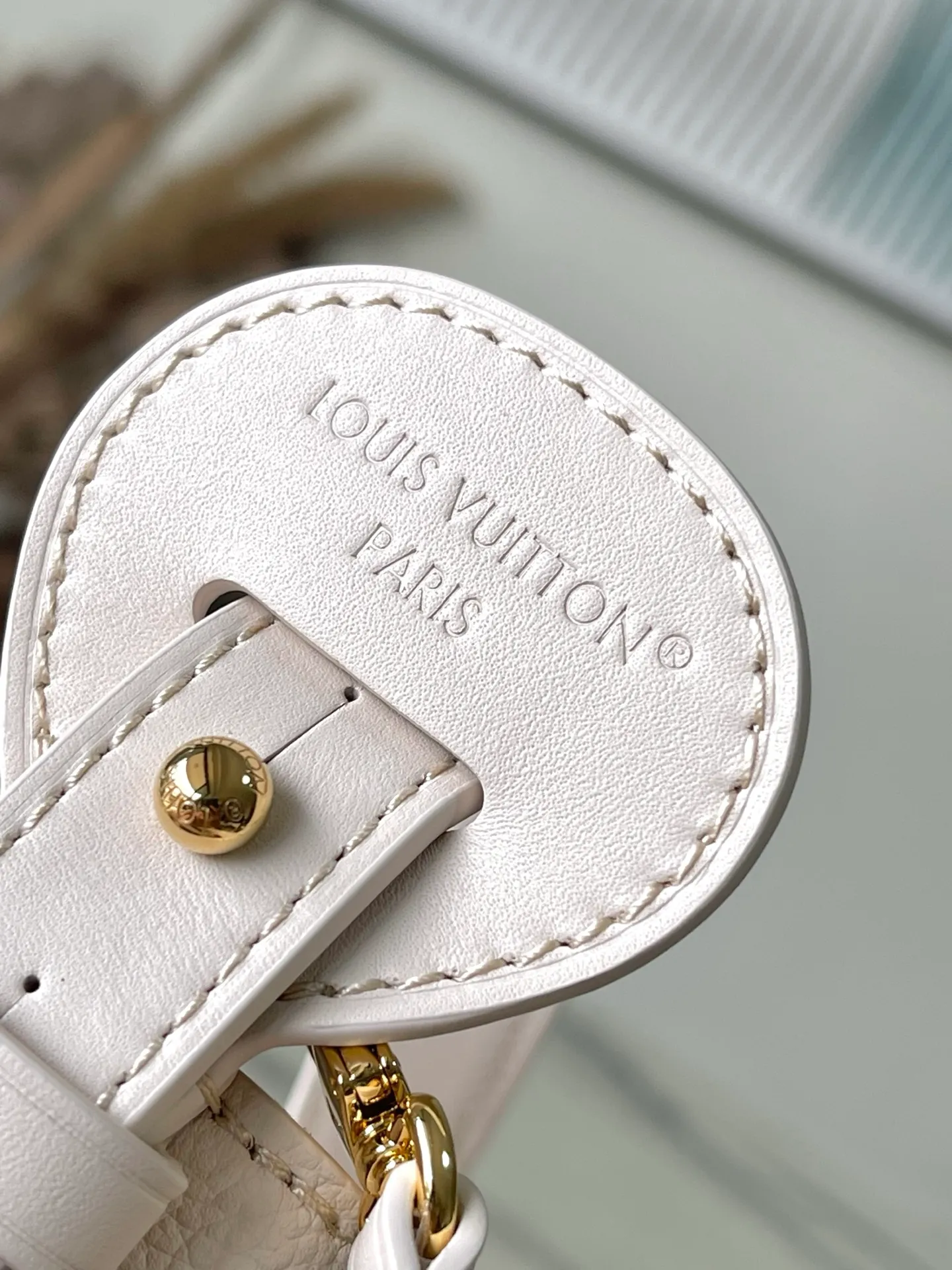 💰980 (top layer leather) top original order M25673 This AllnBB handbag is from the Dream series. The Monogram embossed grain leather presents a unique watercolor gradient effect, and the Yingze metal parts complete the design. A sophisticated name tag, signature padlock and removable zippered interior pocket add to the details, making it ideal for shoulder or hand carry. Dimensions: 18x12x16 cm