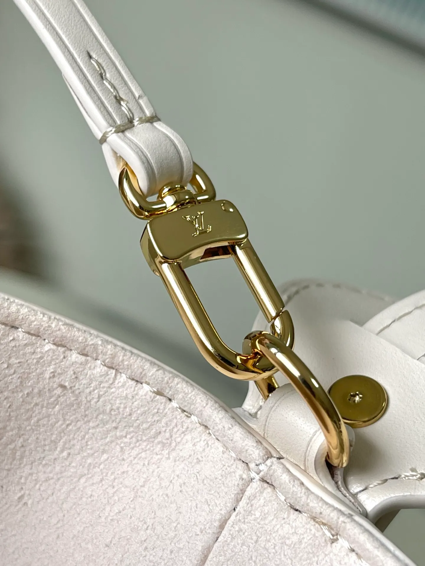 💰980 (top layer leather) top original order M25673 This AllnBB handbag is from the Dream series. The Monogram embossed grain leather presents a unique watercolor gradient effect, and the Yingze metal parts complete the design. A sophisticated name tag, signature padlock and removable zippered interior pocket add to the details, making it ideal for shoulder or hand carry. Dimensions: 18x12x16 cm