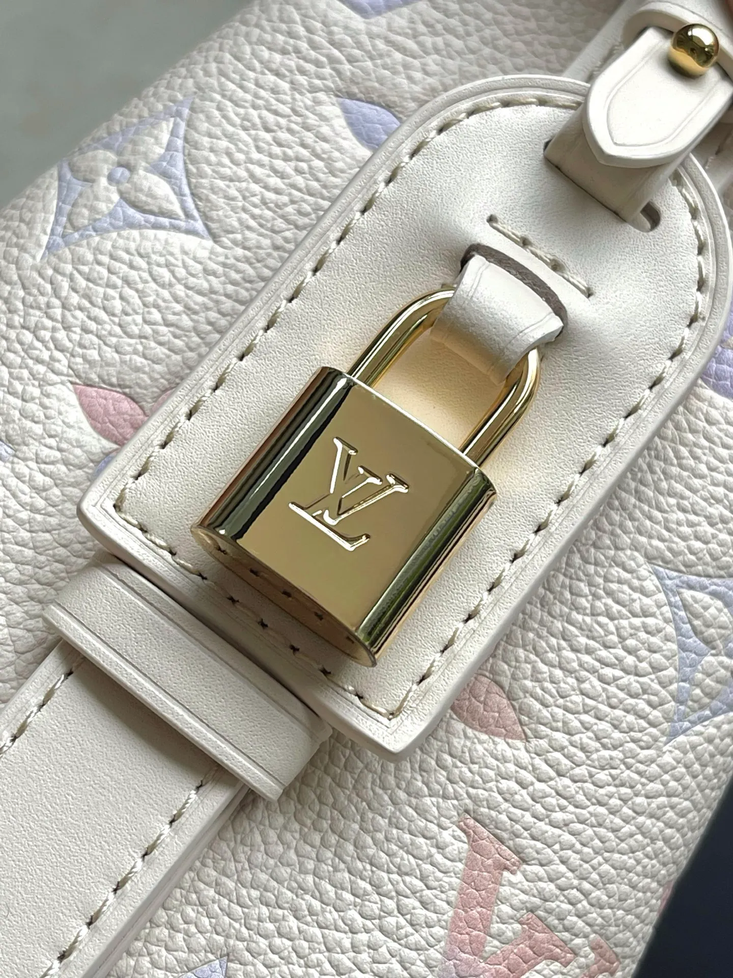 💰980 (top layer leather) top original order M25673 This AllnBB handbag is from the Dream series. The Monogram embossed grain leather presents a unique watercolor gradient effect, and the Yingze metal parts complete the design. A sophisticated name tag, signature padlock and removable zippered interior pocket add to the details, making it ideal for shoulder or hand carry. Dimensions: 18x12x16 cm