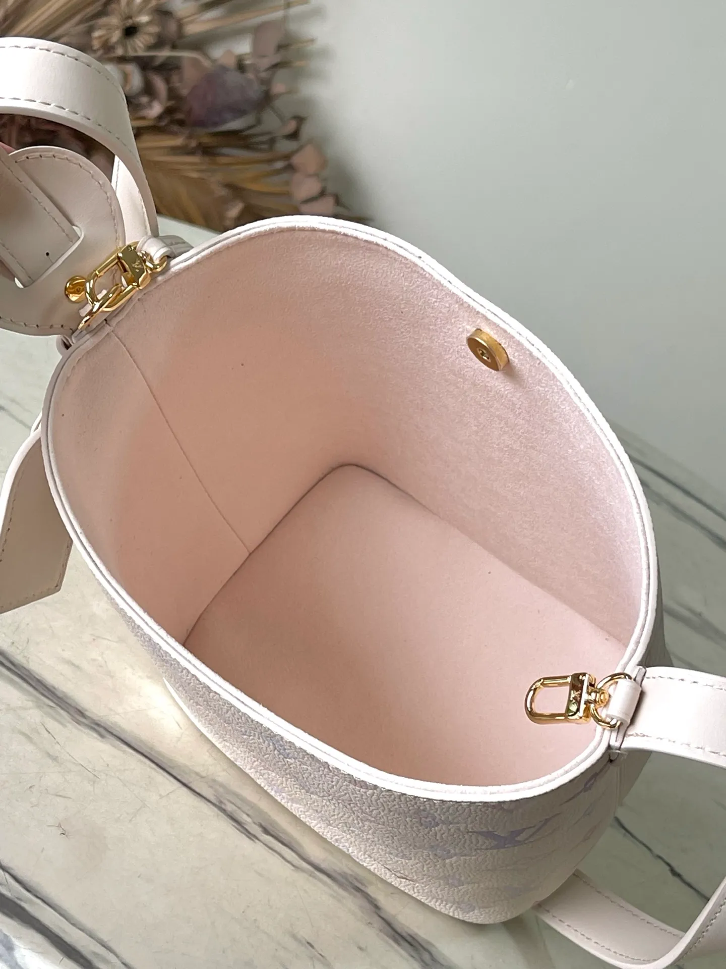 💰980 (top layer leather) top original order M25673 This AllnBB handbag is from the Dream series. The Monogram embossed grain leather presents a unique watercolor gradient effect, and the Yingze metal parts complete the design. A sophisticated name tag, signature padlock and removable zippered interior pocket add to the details, making it ideal for shoulder or hand carry. Dimensions: 18x12x16 cm