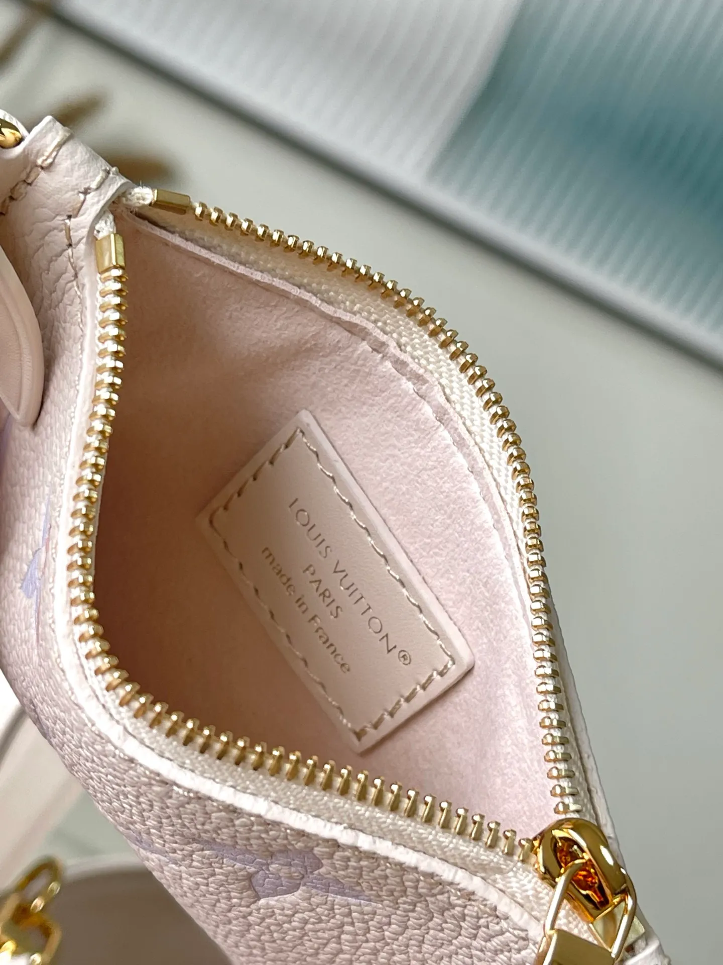 💰980 (top layer leather) top original order M25673 This AllnBB handbag is from the Dream series. The Monogram embossed grain leather presents a unique watercolor gradient effect, and the Yingze metal parts complete the design. A sophisticated name tag, signature padlock and removable zippered interior pocket add to the details, making it ideal for shoulder or hand carry. Dimensions: 18x12x16 cm