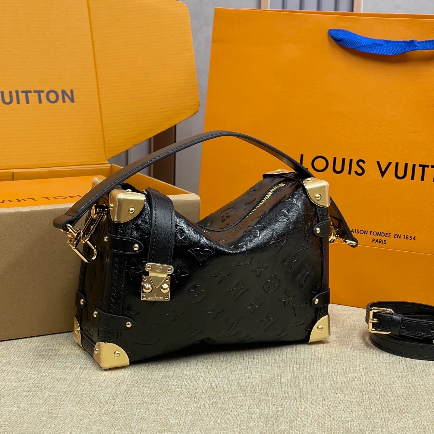 [Upgraded version] P560💰💞Upgraded version·High quality·🎁With complete packaging model: M16358🐶SIDE TRUNK handbag Nicolas Ghesquière repeatedly explored Louis Vuitton's trunk-making heritage to create this Side Trunk small handbag. Monogram canvas is combined with cow leather embossing. The leather zipper puller is creatively connected to the iconic S-lock buckle, and the reinforced metal corners gather the eye. The wide handles and leather spaghetti strap are removable. Dimensions: 23 x 16 x 8 cm