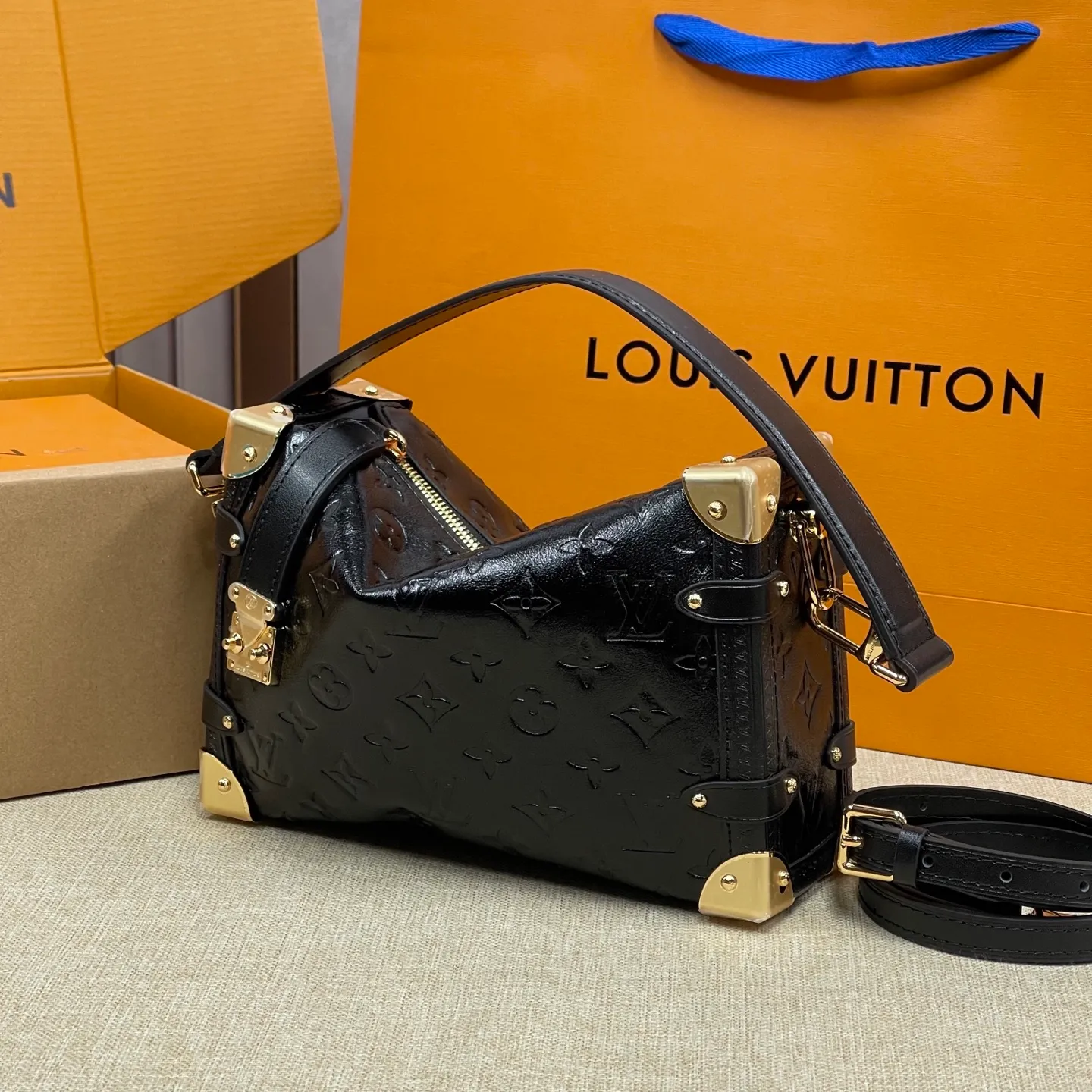 [Upgraded version] P560💰💞Upgraded version·High quality·🎁With complete packaging model: M16358🐶SIDE TRUNK handbag Nicolas Ghesquière repeatedly explored Louis Vuitton's trunk-making heritage to create this Side Trunk small handbag. Monogram canvas is combined with cow leather embossing. The leather zipper puller is creatively connected to the iconic S-lock buckle, and the reinforced metal corners gather the eye. The wide handles and leather spaghetti strap are removable. Dimensions: 23 x 16 x 8 cm