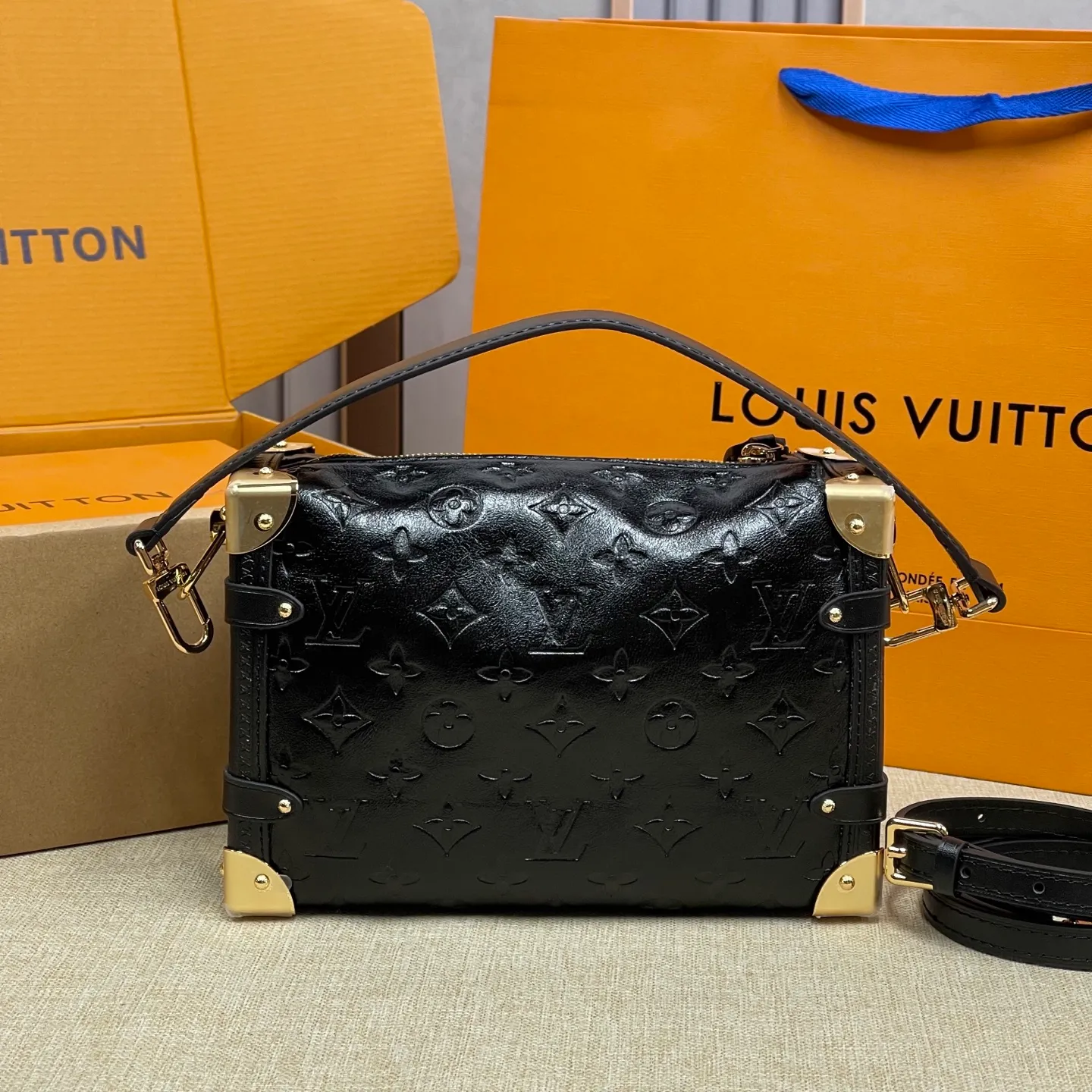 [Upgraded version] P560💰💞Upgraded version·High quality·🎁With complete packaging model: M16358🐶SIDE TRUNK handbag Nicolas Ghesquière repeatedly explored Louis Vuitton's trunk-making heritage to create this Side Trunk small handbag. Monogram canvas is combined with cow leather embossing. The leather zipper puller is creatively connected to the iconic S-lock buckle, and the reinforced metal corners gather the eye. The wide handles and leather spaghetti strap are removable. Dimensions: 23 x 16 x 8 cm