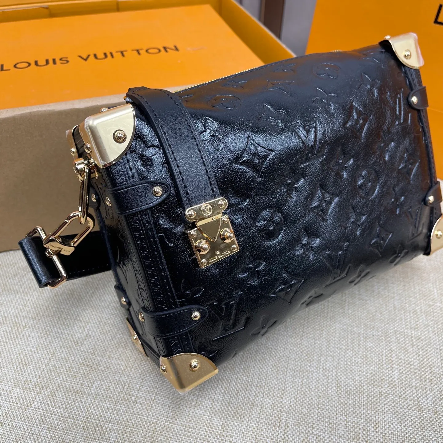 [Upgraded version] P560💰💞Upgraded version·High quality·🎁With complete packaging model: M16358🐶SIDE TRUNK handbag Nicolas Ghesquière repeatedly explored Louis Vuitton's trunk-making heritage to create this Side Trunk small handbag. Monogram canvas is combined with cow leather embossing. The leather zipper puller is creatively connected to the iconic S-lock buckle, and the reinforced metal corners gather the eye. The wide handles and leather spaghetti strap are removable. Dimensions: 23 x 16 x 8 cm