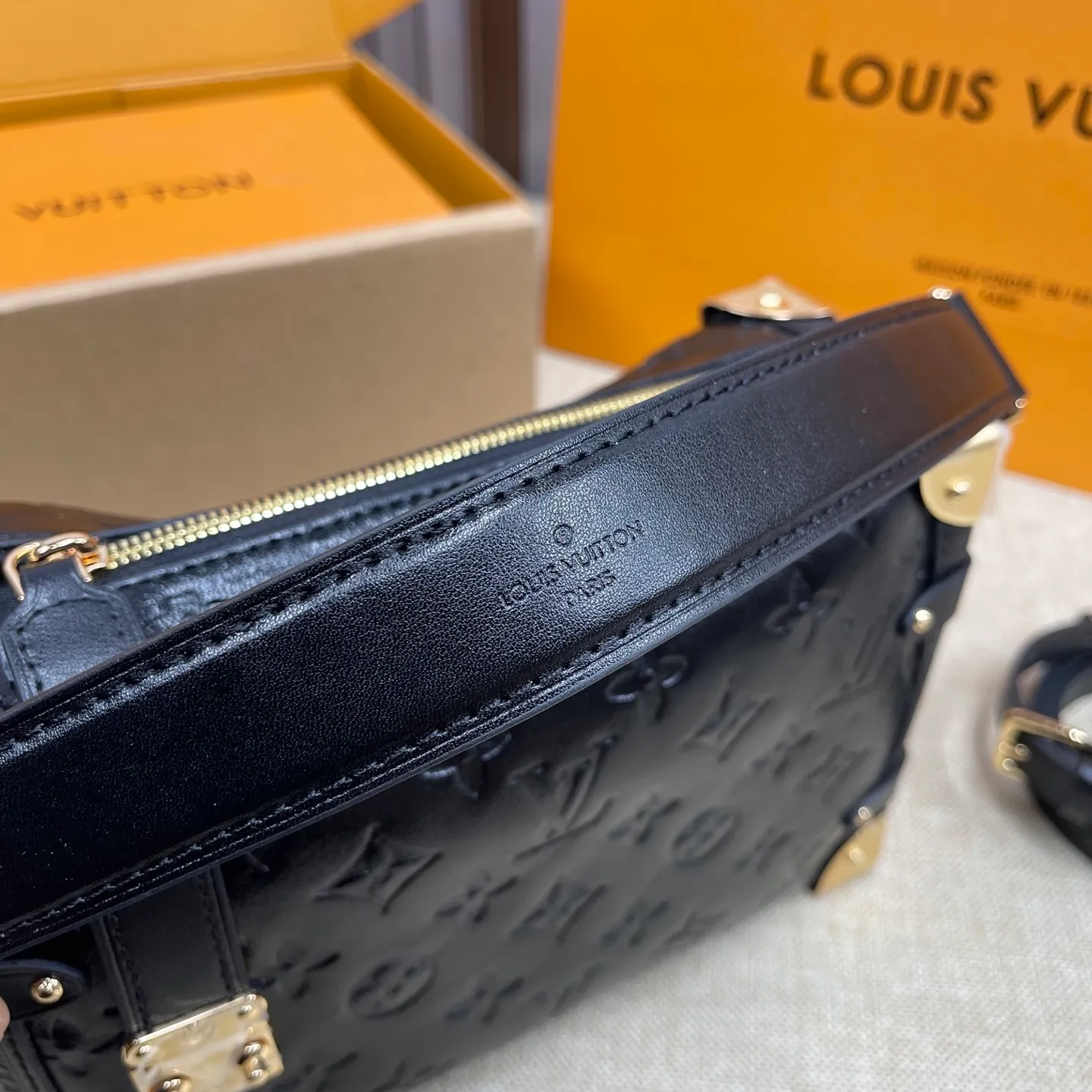 [Upgraded version] P560💰💞Upgraded version·High quality·🎁With complete packaging model: M16358🐶SIDE TRUNK handbag Nicolas Ghesquière repeatedly explored Louis Vuitton's trunk-making heritage to create this Side Trunk small handbag. Monogram canvas is combined with cow leather embossing. The leather zipper puller is creatively connected to the iconic S-lock buckle, and the reinforced metal corners gather the eye. The wide handles and leather spaghetti strap are removable. Dimensions: 23 x 16 x 8 cm