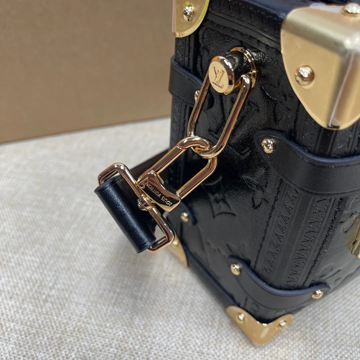 [Upgraded version] P560💰💞Upgraded version·High quality·🎁With complete packaging model: M16358🐶SIDE TRUNK handbag Nicolas Ghesquière repeatedly explored Louis Vuitton's trunk-making heritage to create this Side Trunk small handbag. Monogram canvas is combined with cow leather embossing. The leather zipper puller is creatively connected to the iconic S-lock buckle, and the reinforced metal corners gather the eye. The wide handles and leather spaghetti strap are removable. Dimensions: 23 x 16 x 8 cm