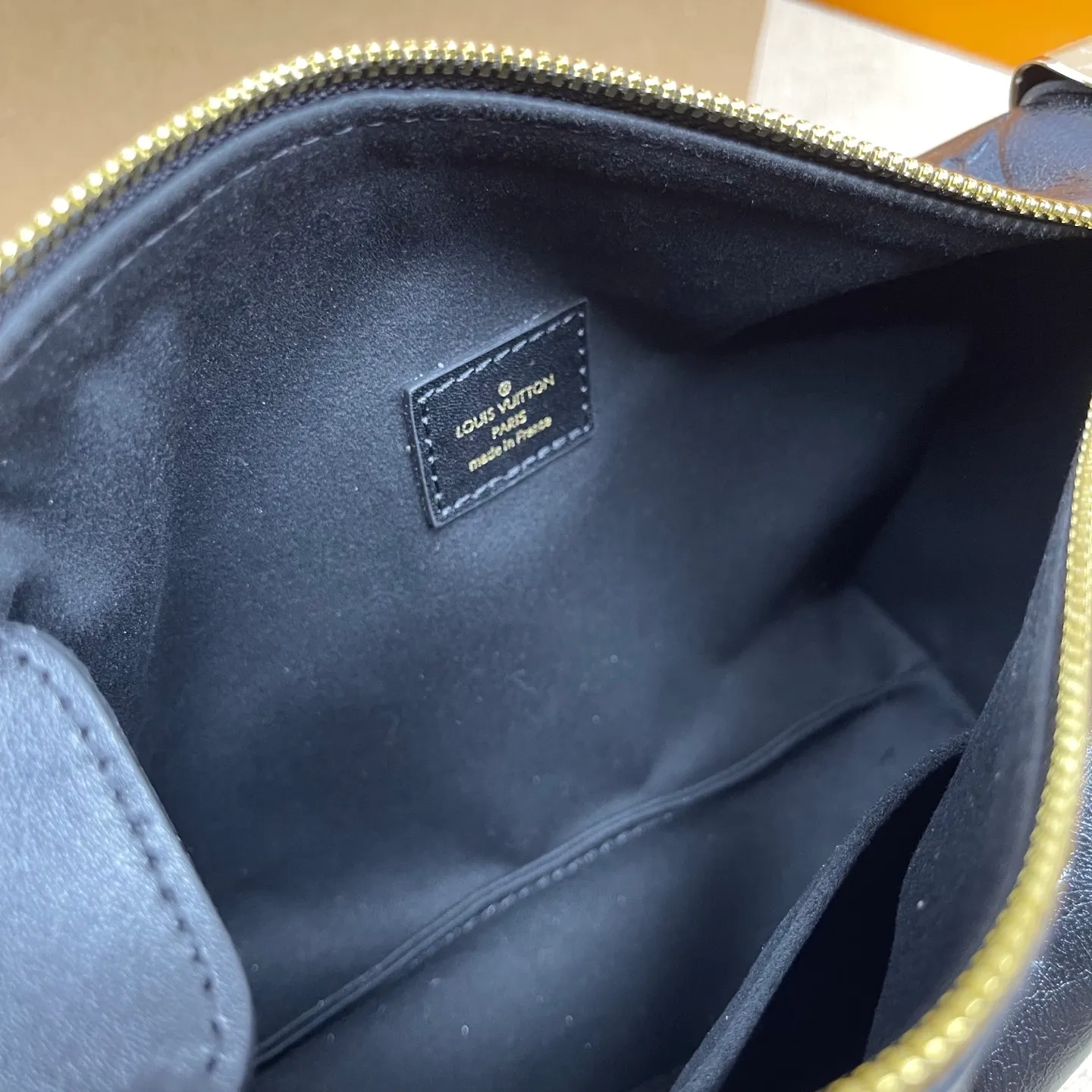 [Upgraded version] P560💰💞Upgraded version·High quality·🎁With complete packaging model: M16358🐶SIDE TRUNK handbag Nicolas Ghesquière repeatedly explored Louis Vuitton's trunk-making heritage to create this Side Trunk small handbag. Monogram canvas is combined with cow leather embossing. The leather zipper puller is creatively connected to the iconic S-lock buckle, and the reinforced metal corners gather the eye. The wide handles and leather spaghetti strap are removable. Dimensions: 23 x 16 x 8 cm