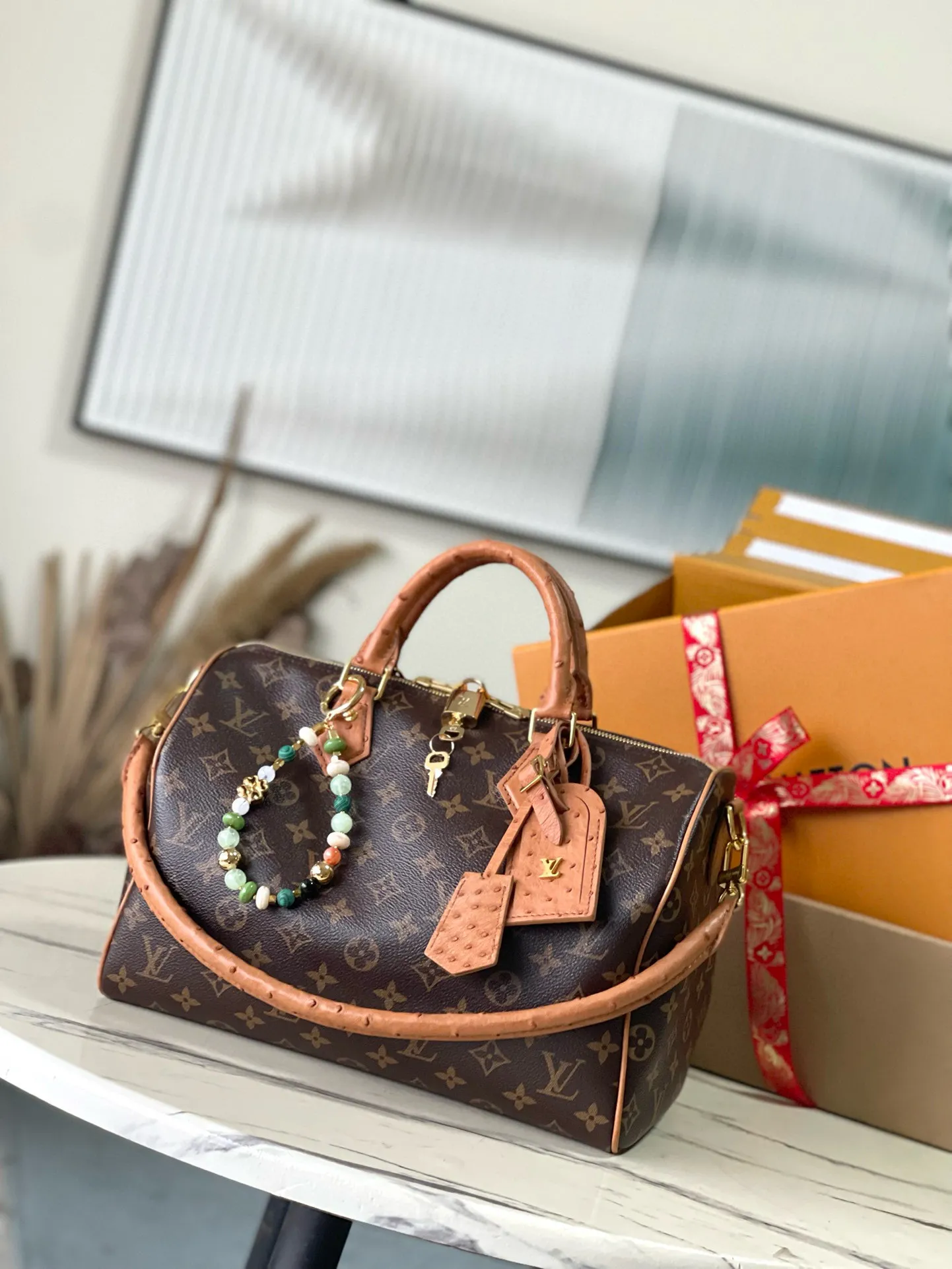 💰1100 Top Original M87212 Presbyopia Brown Speedy Soft 30 Dark handbag becomes a good travel companion with its eye-catching style. The Monogram coated canvas bag is trimmed with leather and has a Gothic-style chain. Its generous structure has a zipped pocket inside to keep your passport and other important items safe. The nameplate and tassels add to the intricate details, and the Toron handle adds a fresh touch. 21 x 17 x 30 cm (height x width x length)