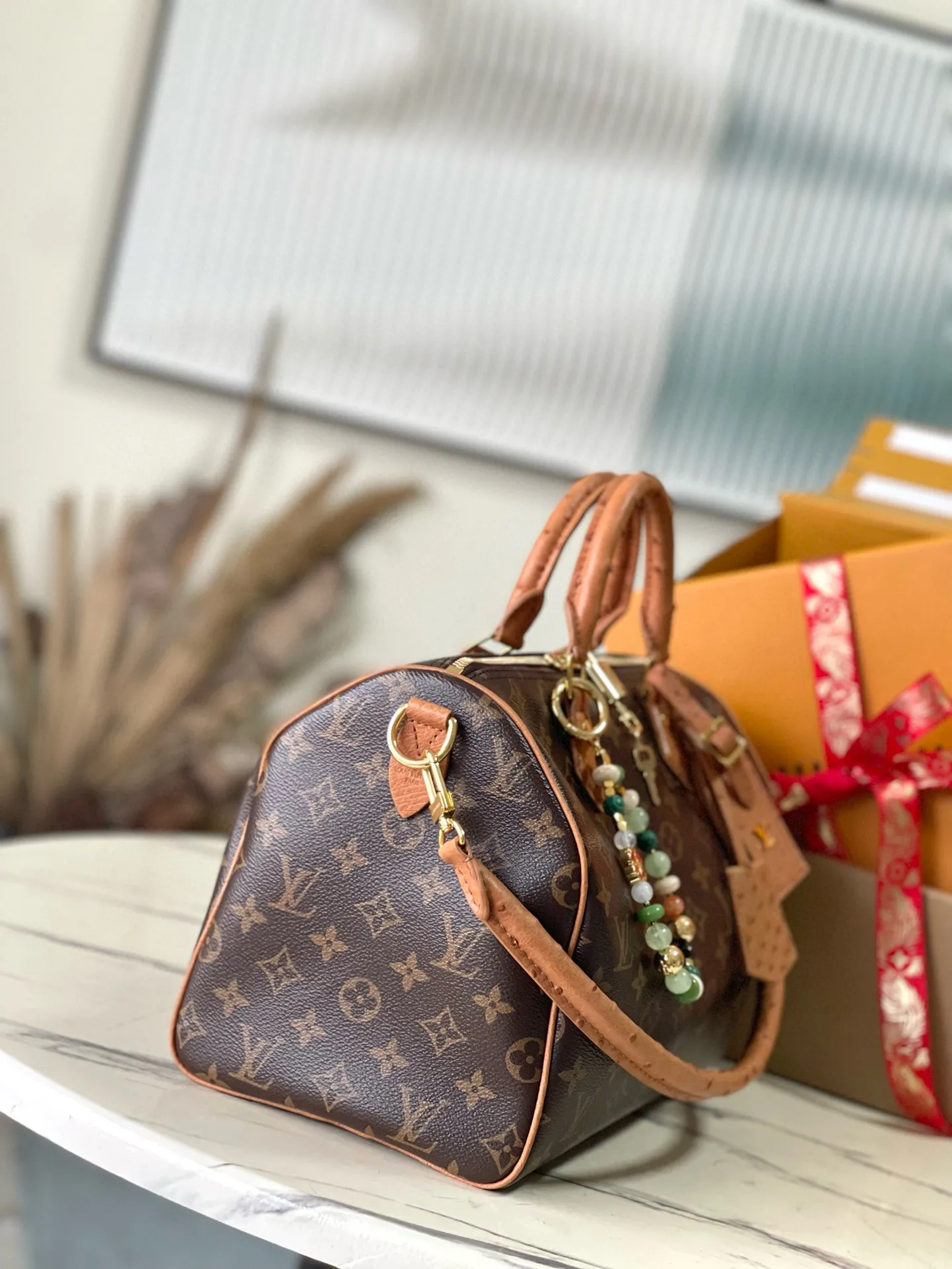 💰1100 Top Original M87212 Presbyopia Brown Speedy Soft 30 Dark handbag becomes a good travel companion with its eye-catching style. The Monogram coated canvas bag is trimmed with leather and has a Gothic-style chain. Its generous structure has a zipped pocket inside to keep your passport and other important items safe. The nameplate and tassels add to the intricate details, and the Toron handle adds a fresh touch. 21 x 17 x 30 cm (height x width x length)