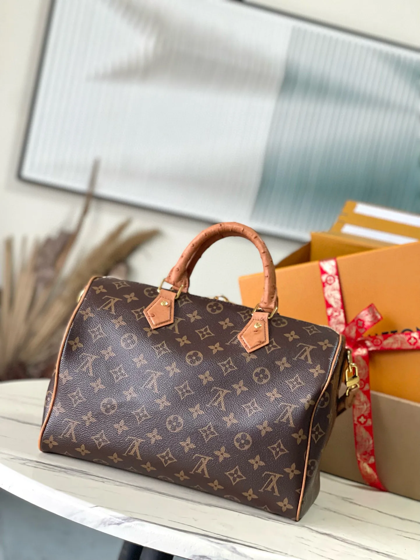 💰1100 Top Original M87212 Presbyopia Brown Speedy Soft 30 Dark handbag becomes a good travel companion with its eye-catching style. The Monogram coated canvas bag is trimmed with leather and has a Gothic-style chain. Its generous structure has a zipped pocket inside to keep your passport and other important items safe. The nameplate and tassels add to the intricate details, and the Toron handle adds a fresh touch. 21 x 17 x 30 cm (height x width x length)